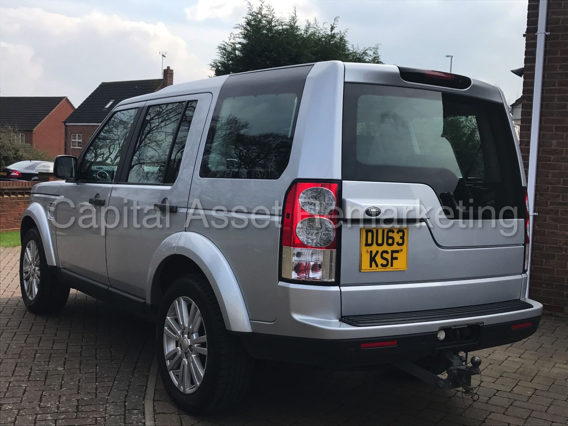 LAND ROVER DISCOVERY 4 (2014 MODEL) '3.0 SDV6 - 8 SPEED AUTO - 7 SEATER' **HUGE SPEC** (1 OWNER) - Image 3 of 30