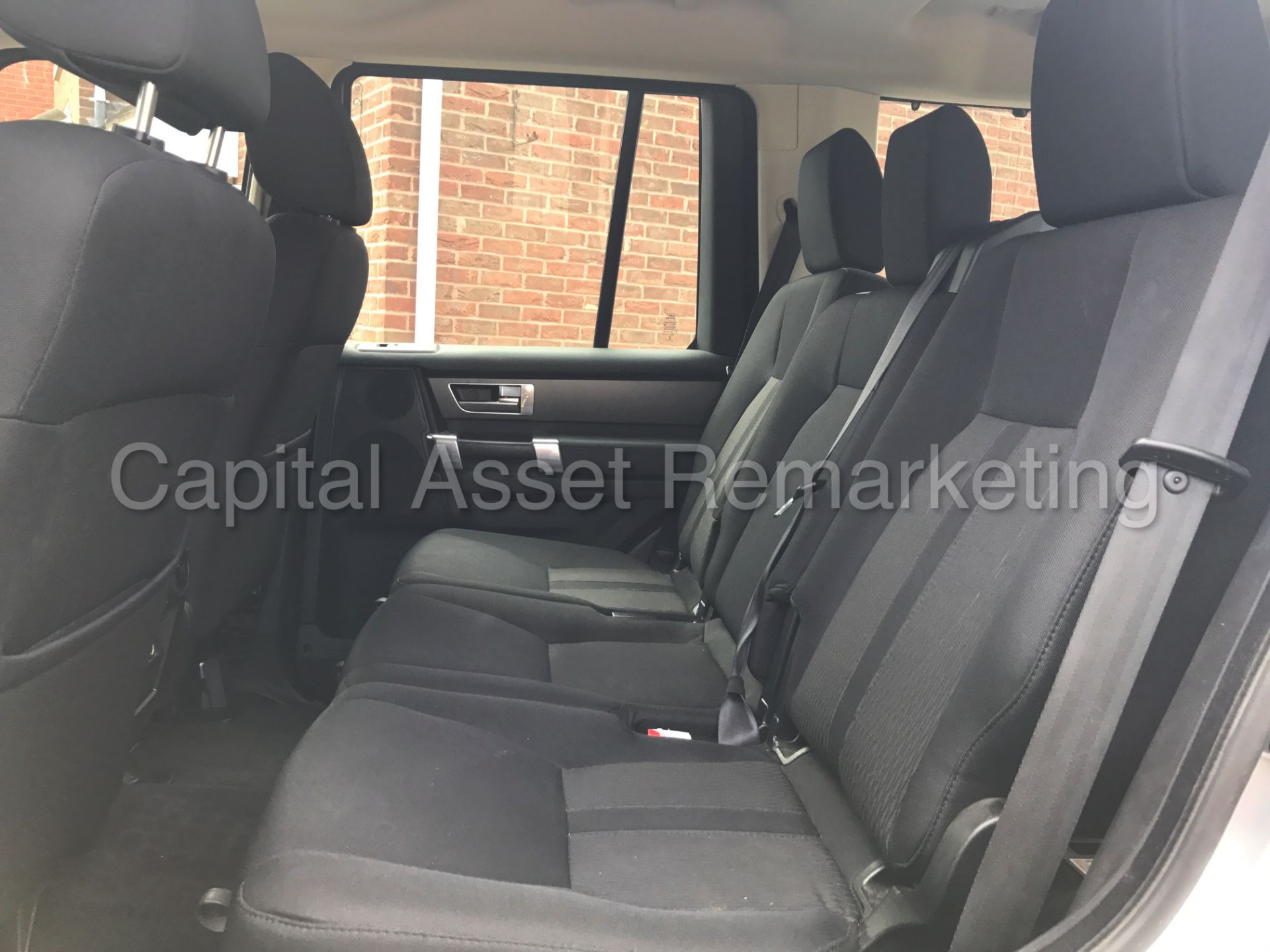 LAND ROVER DISCOVERY 4 (2014 MODEL) '3.0 SDV6 - 8 SPEED AUTO - 7 SEATER' **HUGE SPEC** (1 OWNER) - Image 25 of 30