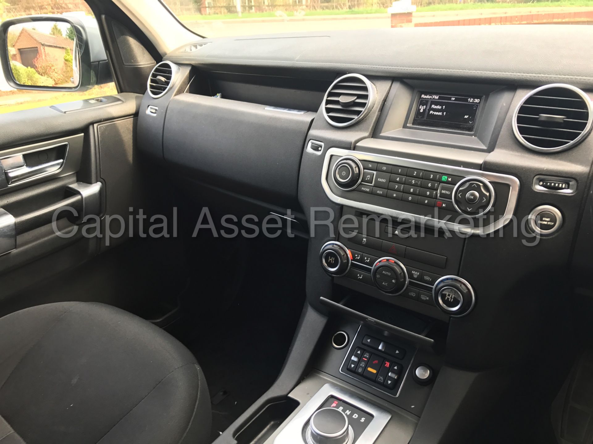 LAND ROVER DISCOVERY 4 (2014 MODEL) '3.0 SDV6 - 8 SPEED AUTO - 7 SEATER' **HUGE SPEC** (1 OWNER) - Image 19 of 30