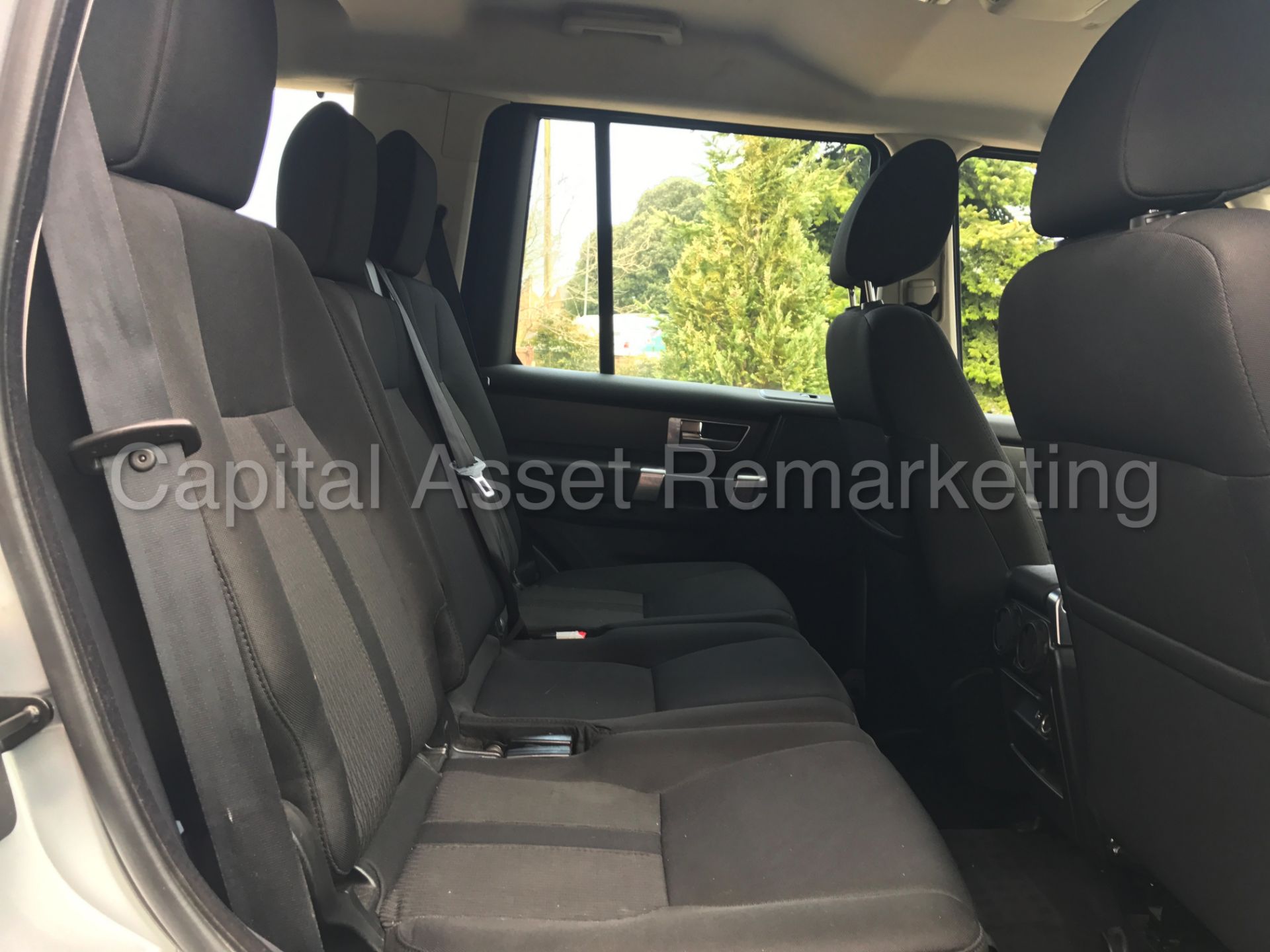 LAND ROVER DISCOVERY 4 (2014 MODEL) '3.0 SDV6 - 8 SPEED AUTO - 7 SEATER' **HUGE SPEC** (1 OWNER) - Image 27 of 30