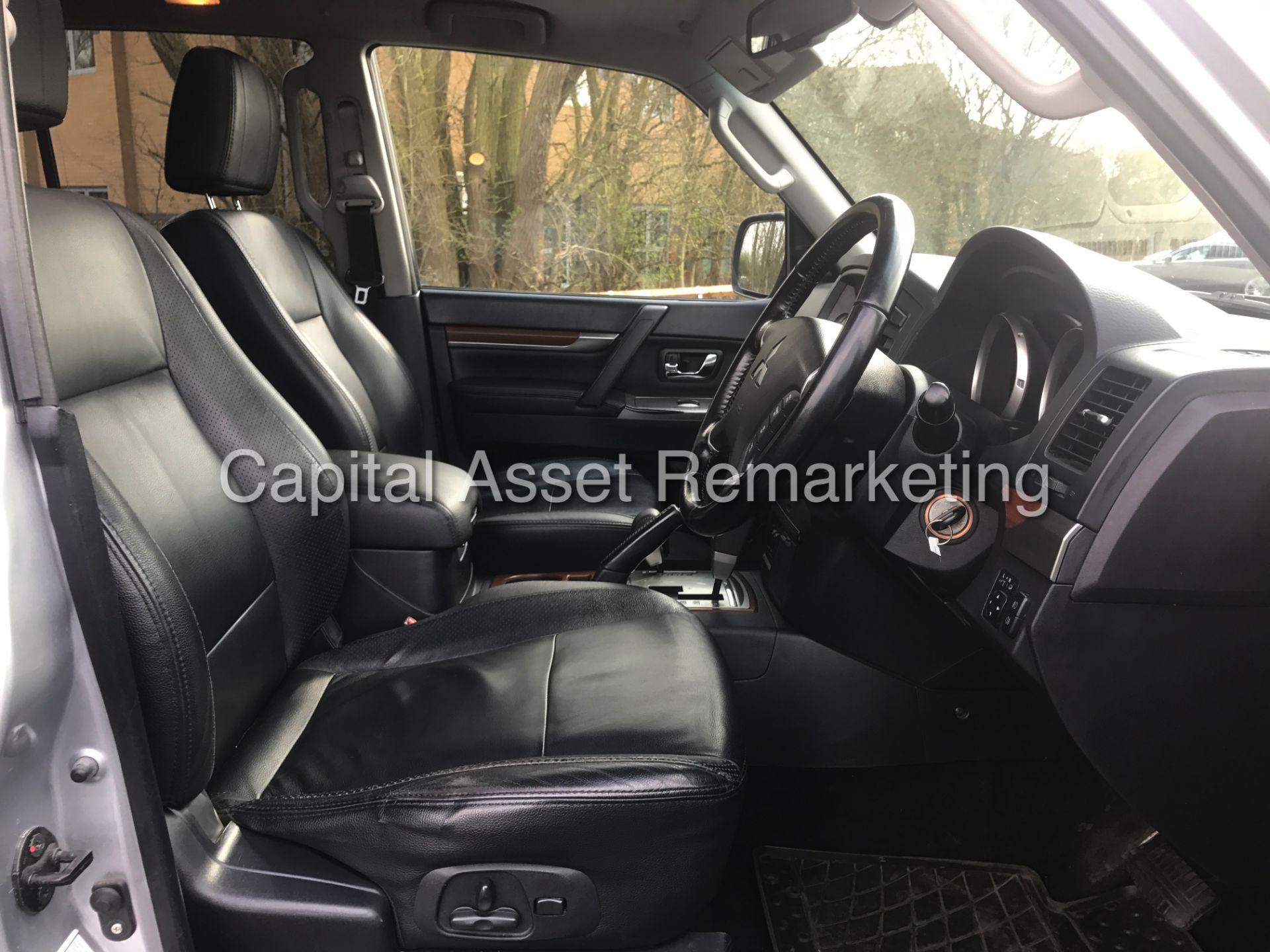 MITSUBISHI SHOGUN 3.2DI-D "SG3 AUTO" LWB (2013 MODEL) LEATHER - SAT NAV - 7 SEATER' **MASSIVE SPEC** - Image 11 of 26