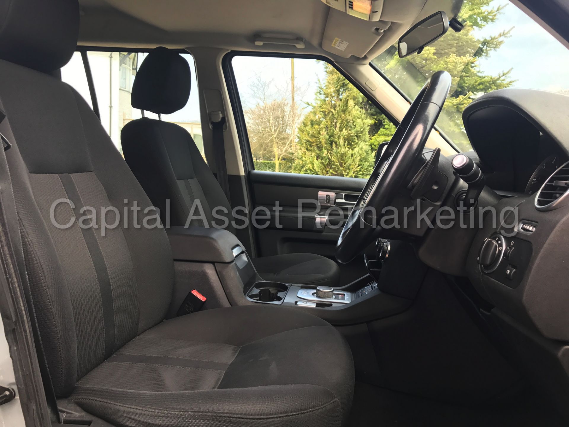 LAND ROVER DISCOVERY 4 (2014 MODEL) '3.0 SDV6 - 8 SPEED AUTO - 7 SEATER' **HUGE SPEC** (1 OWNER) - Image 28 of 30