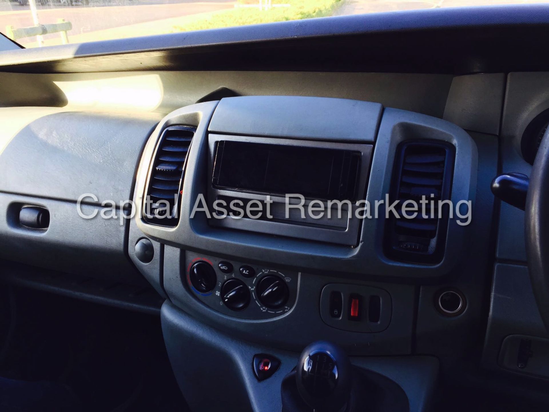 ON SALE VAUXHALL VIVARO 1.9 DIESEL (04 REG - NEW SHAPE) SWB - AIR CON - 3 SEATER - SLD -NO VAT - Image 9 of 14