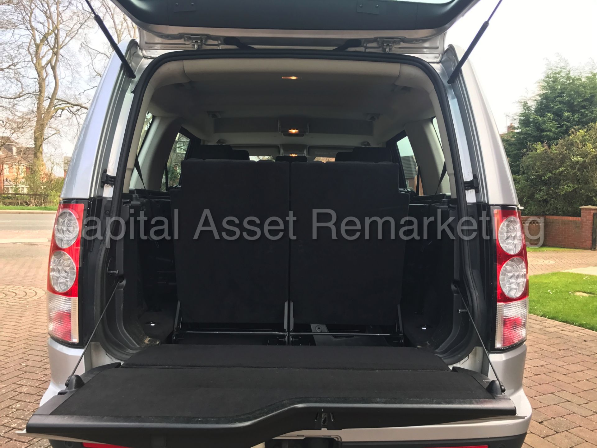 LAND ROVER DISCOVERY 4 (2014 MODEL) '3.0 SDV6 - 8 SPEED AUTO - 7 SEATER' **HUGE SPEC** (1 OWNER) - Image 14 of 30