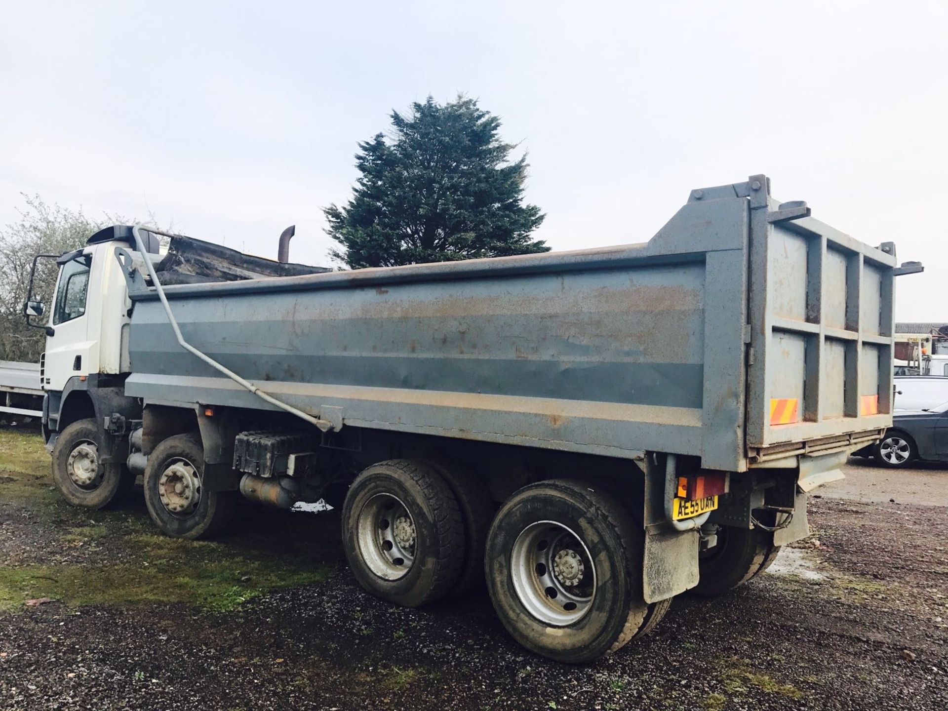 (ON SALE) DAF CF85.340 STEEL BODIED TIPPER - 2006 REG - MANUAL GEARBOX - 32000KG GROSS - 8 WHEELER - Image 4 of 8