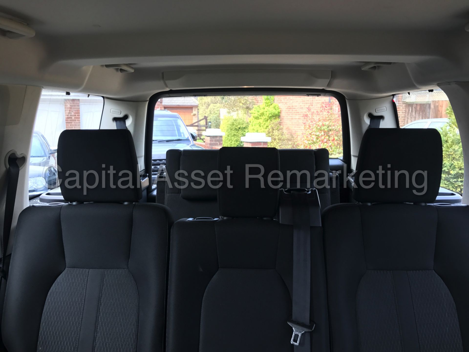 LAND ROVER DISCOVERY 4 (2014 MODEL) '3.0 SDV6 - 8 SPEED AUTO - 7 SEATER' **HUGE SPEC** (1 OWNER) - Image 23 of 30