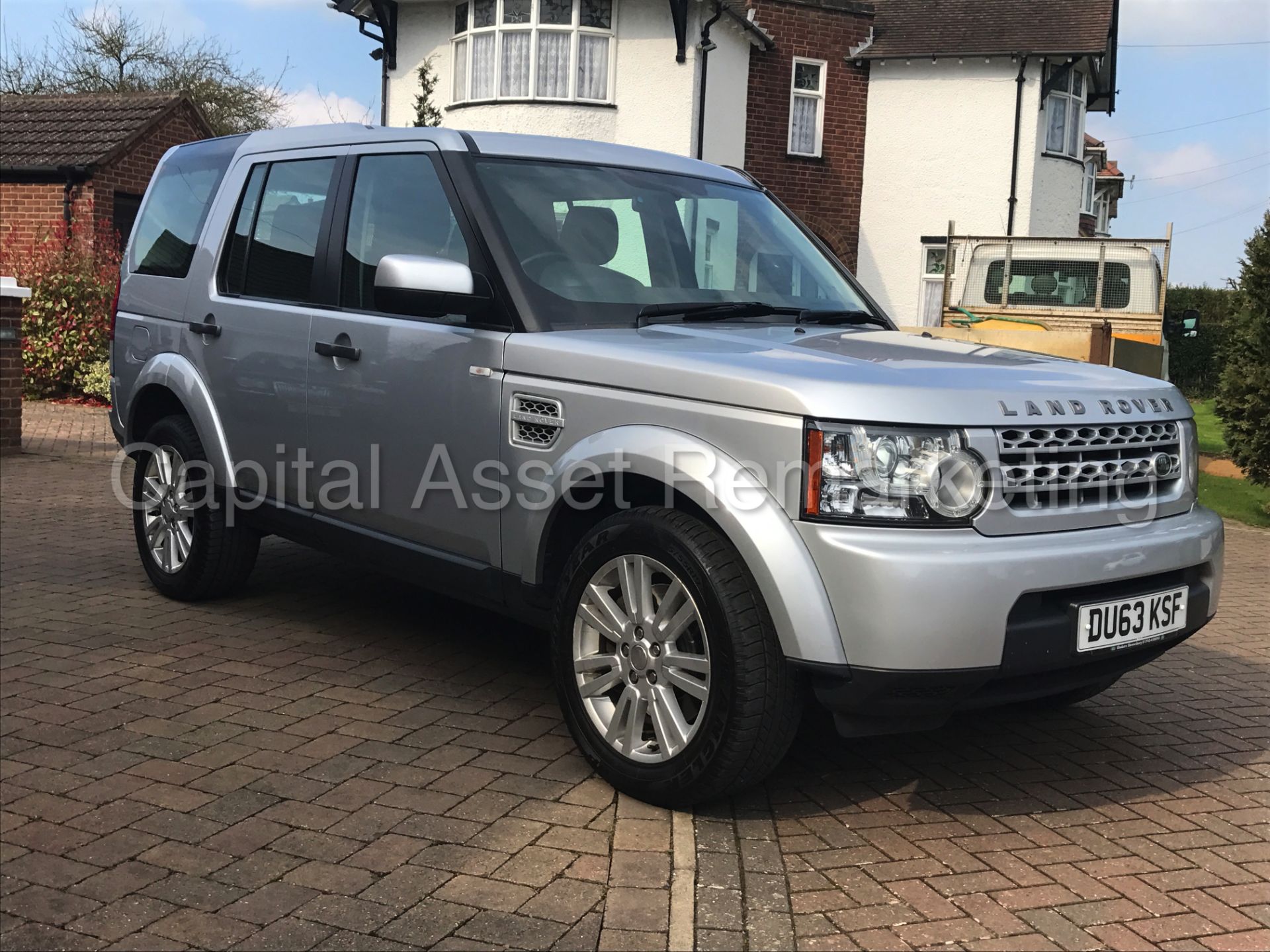 LAND ROVER DISCOVERY 4 (2014 MODEL) '3.0 SDV6 - 8 SPEED AUTO - 7 SEATER' **HUGE SPEC** (1 OWNER) - Image 8 of 30