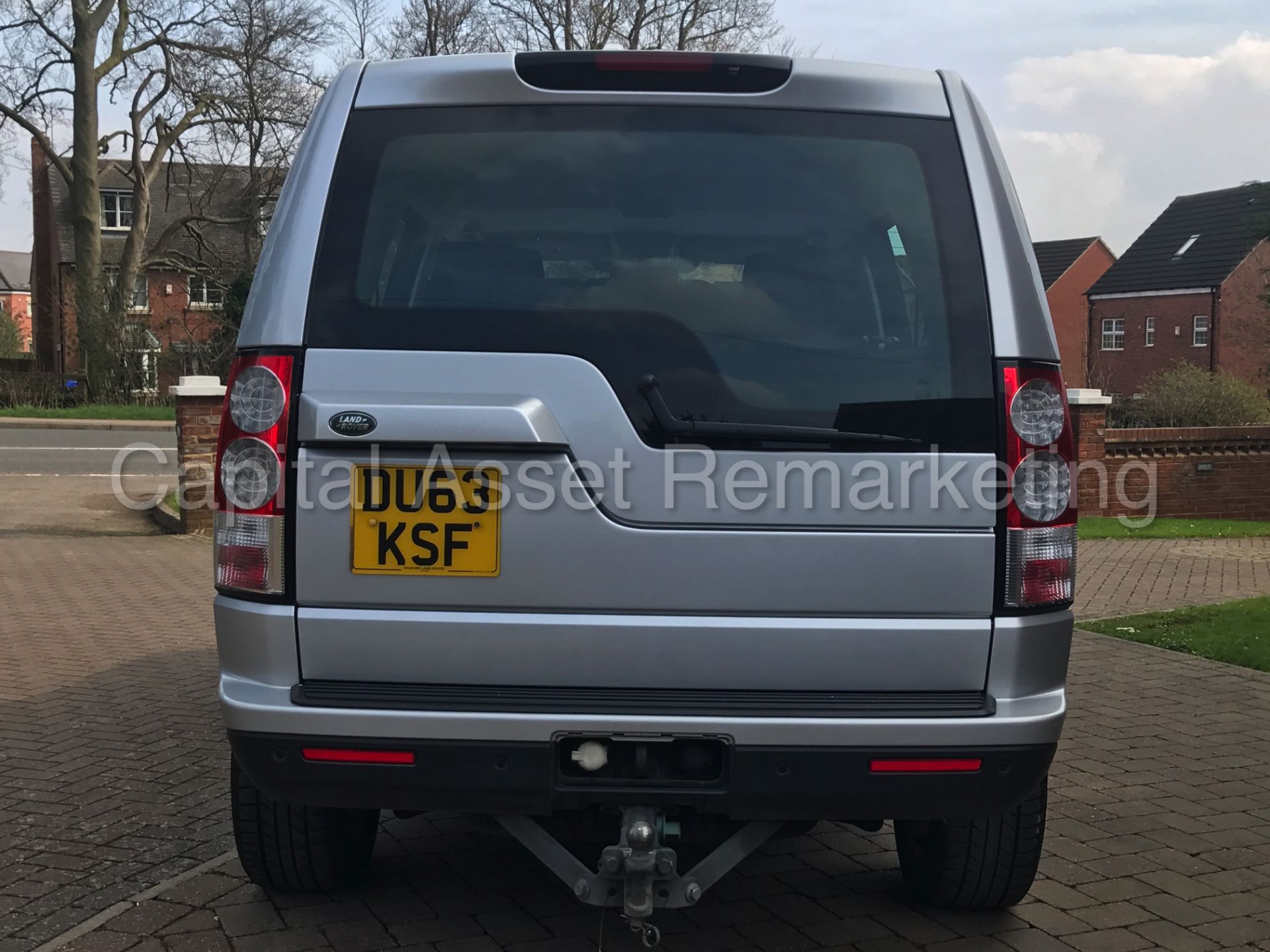 LAND ROVER DISCOVERY 4 (2014 MODEL) '3.0 SDV6 - 8 SPEED AUTO - 7 SEATER' **HUGE SPEC** (1 OWNER) - Image 4 of 30