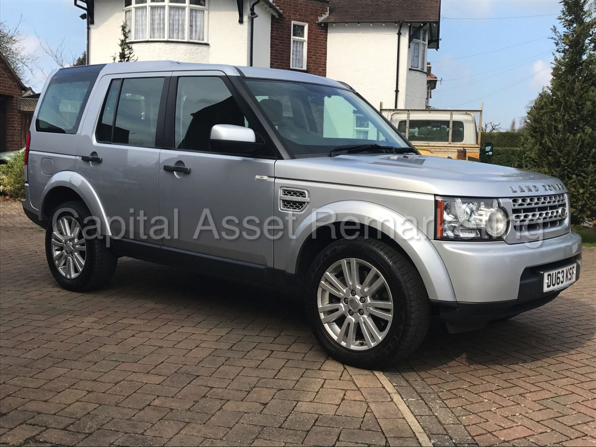 LAND ROVER DISCOVERY 4 (2014 MODEL) '3.0 SDV6 - 8 SPEED AUTO - 7 SEATER' **HUGE SPEC** (1 OWNER) - Image 7 of 30