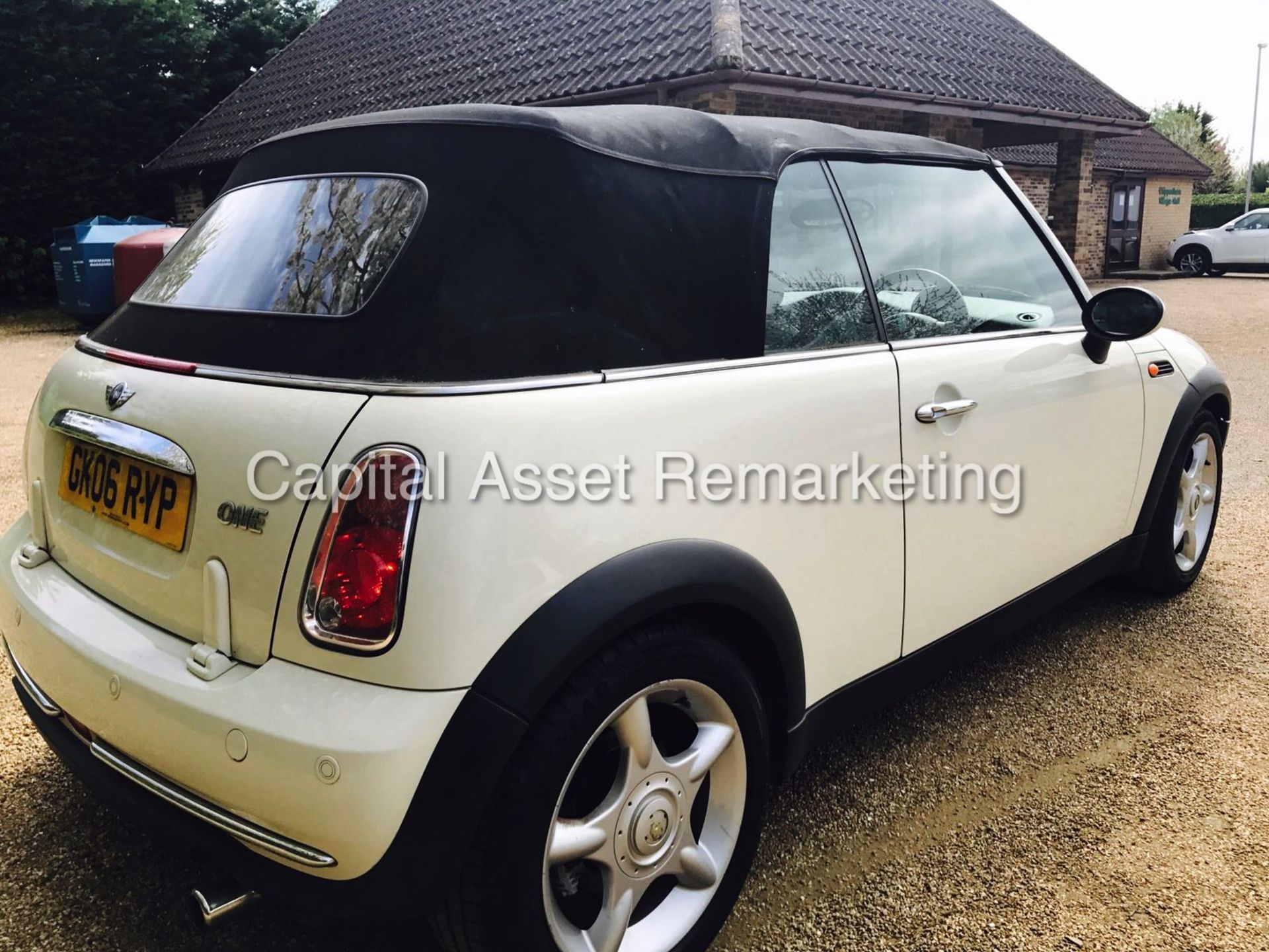 MINI 1.6cc "ONE" CONVERTIBLE (06 REG) GREAT COLOUR COMBO - LEATHER - ALLOYS - ELEC PACK !!! - Image 5 of 12