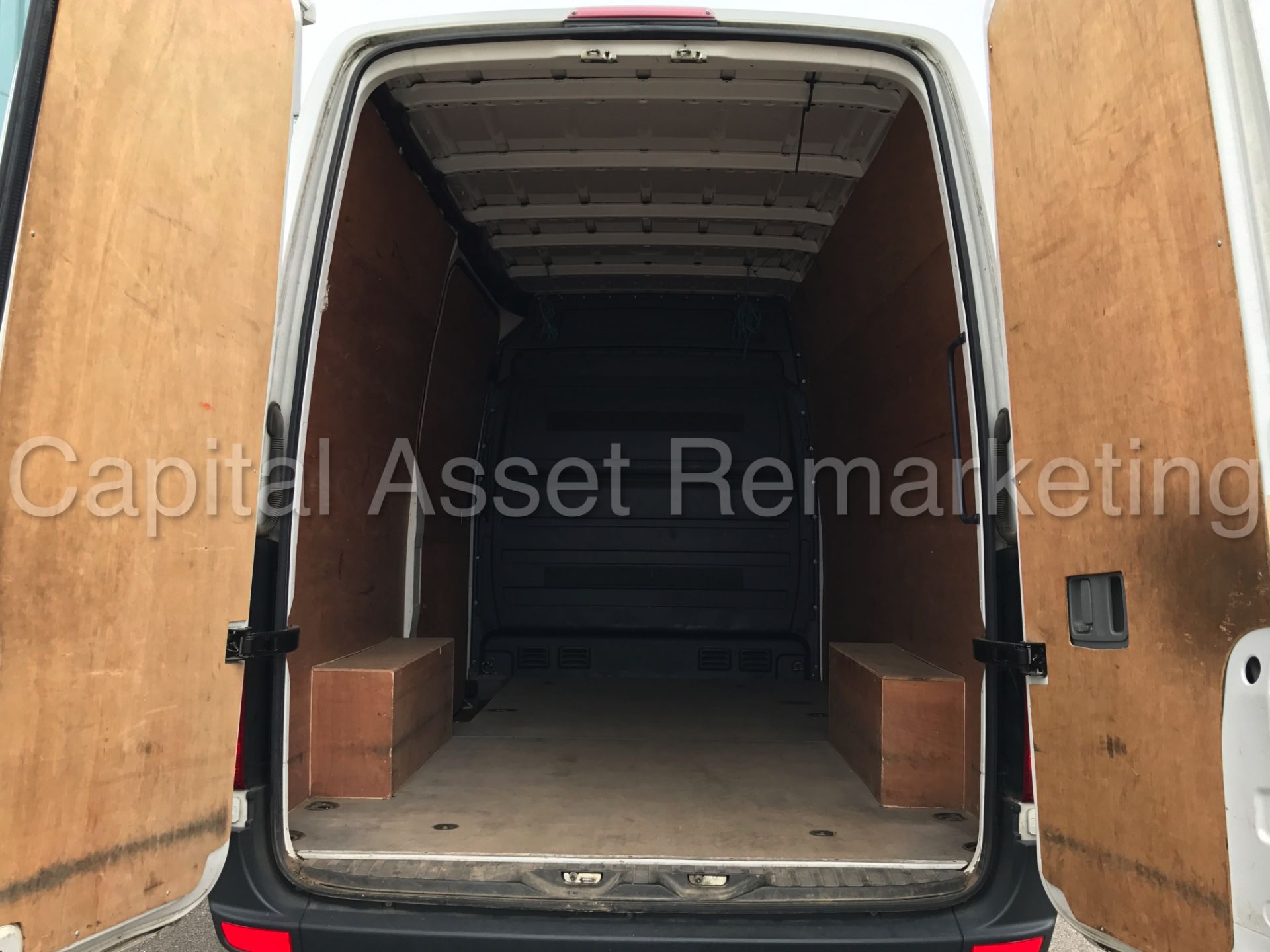 VOLKSWAGEN CRAFTER CR35 'MWB HI-ROOF' (2015 MODEL) '2.0 TDI - 109 PS - 6 SPEED - STOP / START' - Image 13 of 22