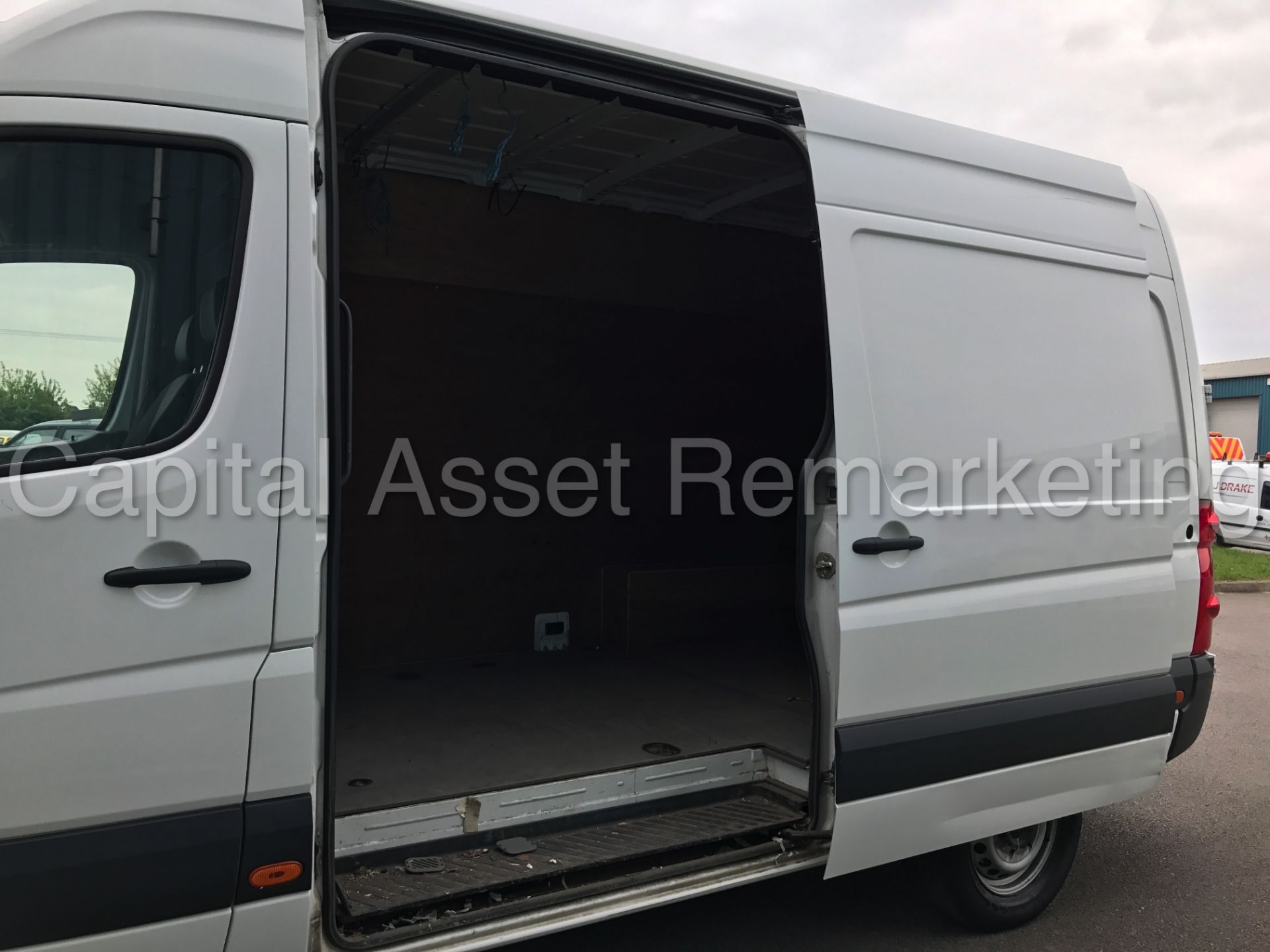 VOLKSWAGEN CRAFTER CR35 'MWB HI-ROOF' (2015 MODEL) '2.0 TDI - 109 PS - 6 SPEED - STOP / START' - Image 12 of 22