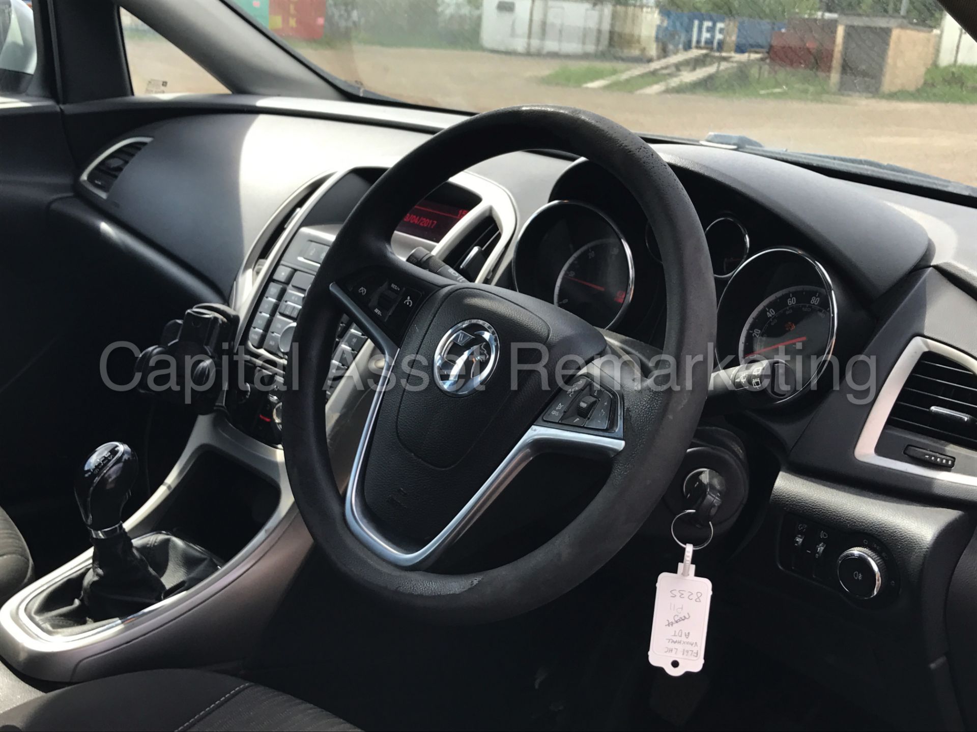 VAUXHALL ASTRA 'EXCLUSIVE' (2012 MODEL) '1.7 CDTI - ECOFLEX - 6 SPEED' **AIR CON** (1 OWNER) - Image 10 of 19