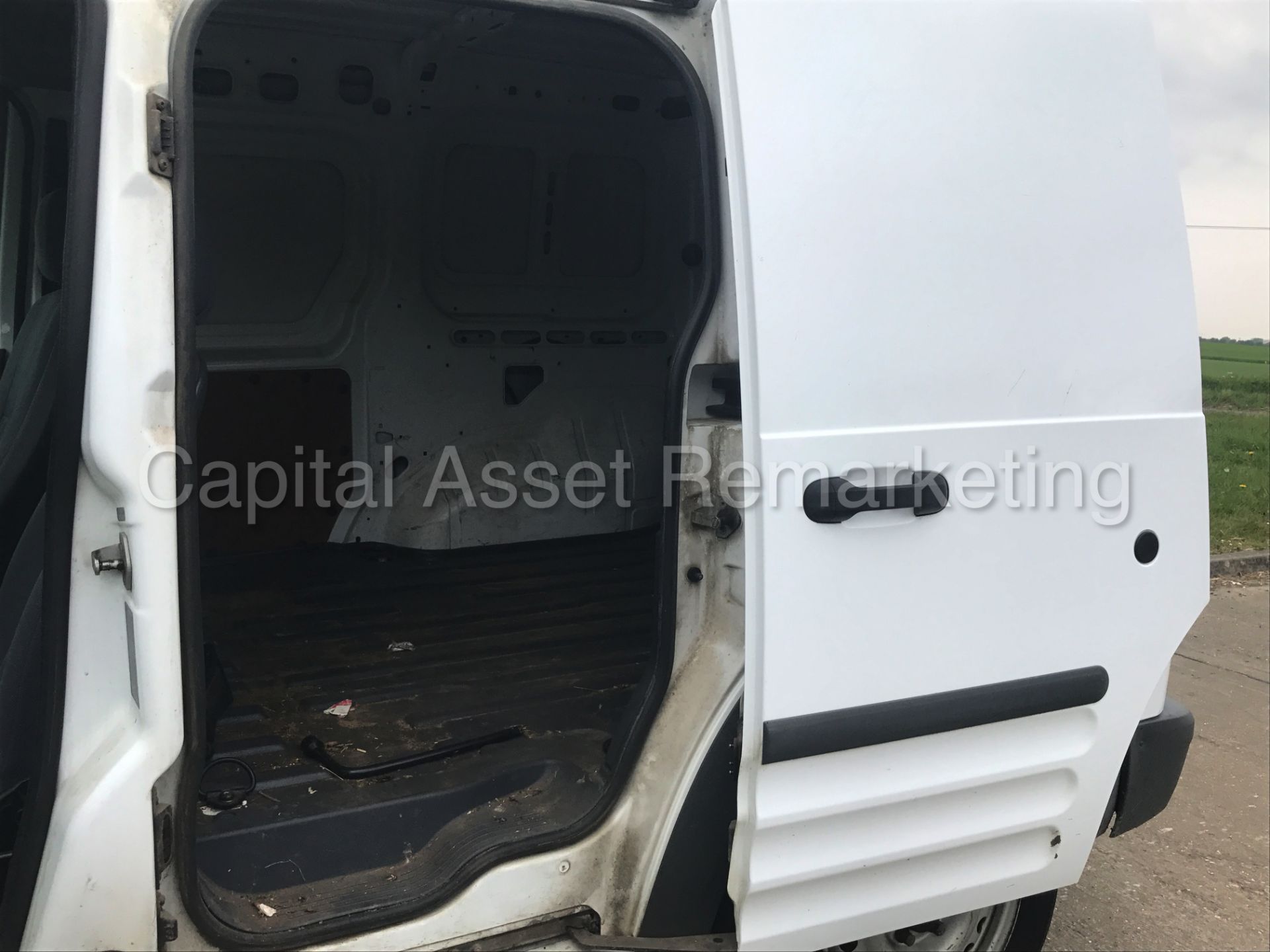 FORD TRANSIT CONNECT 75 T200 (2010 MODEL) '1.8 TDCI - 5 SPEED' 9NO VAT - SAVE 20%) - Image 12 of 18