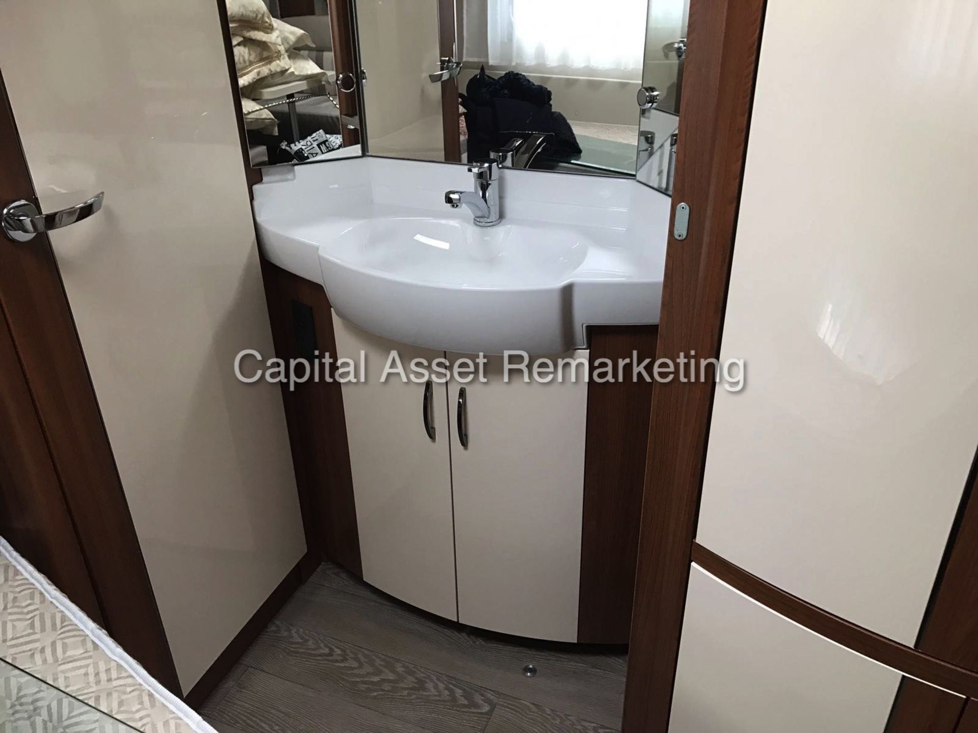 HOBBY VIP 660 'LUXURY CARAVAN' (2016) *MASSIVE SPEC - £26,000 NEW* (1 OWNER - UN-USED) - Image 17 of 22