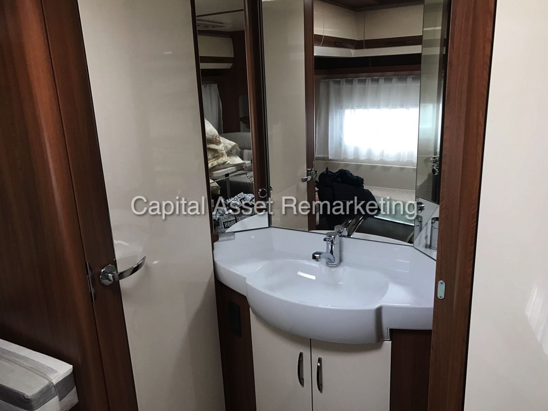 HOBBY VIP 660 'LUXURY CARAVAN' (2016) *MASSIVE SPEC - £26,000 NEW* (1 OWNER - UN-USED) - Image 16 of 22