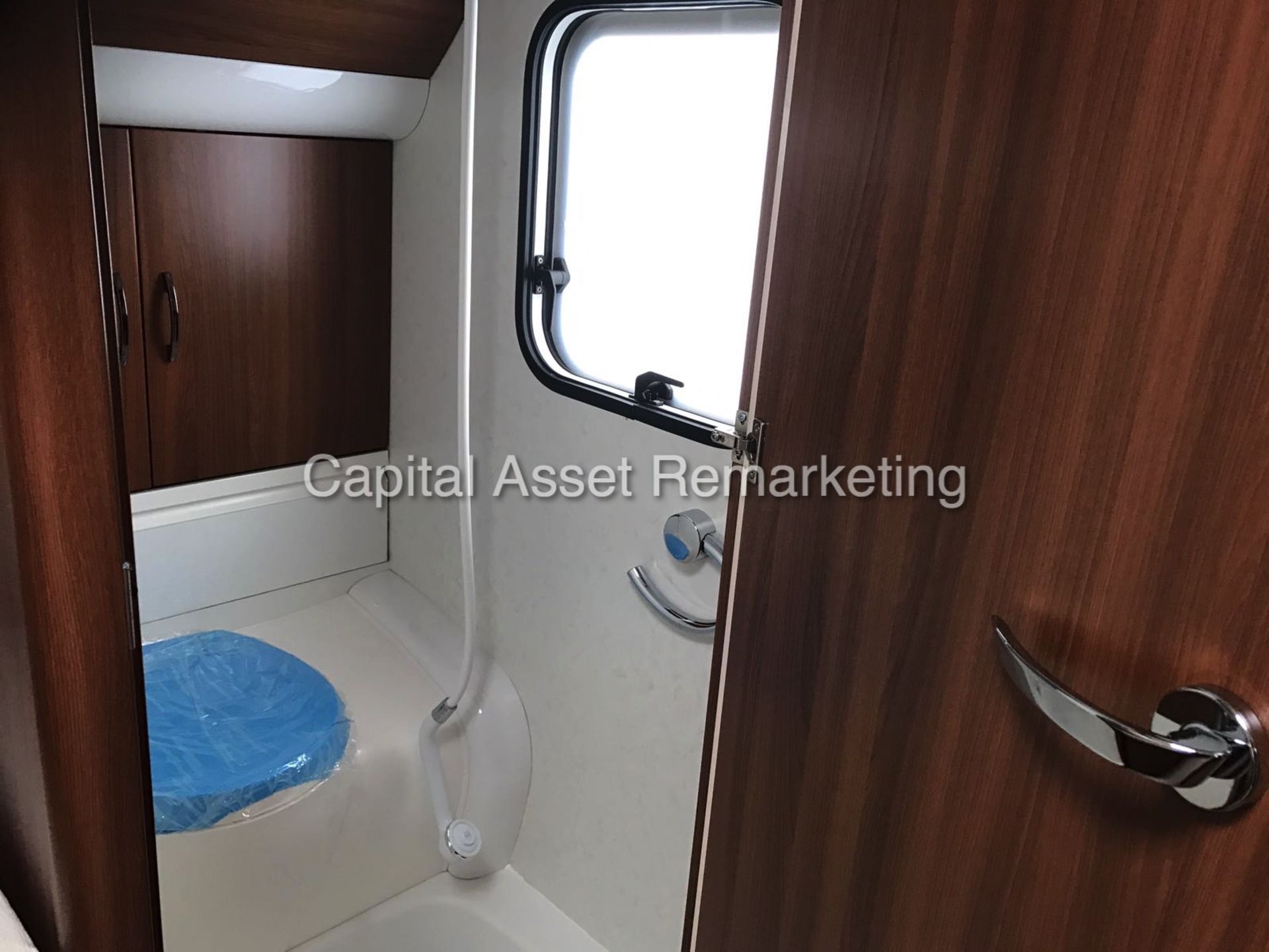 HOBBY VIP 660 'LUXURY CARAVAN' (2016) *MASSIVE SPEC - £26,000 NEW* (1 OWNER - UN-USED) - Image 18 of 22