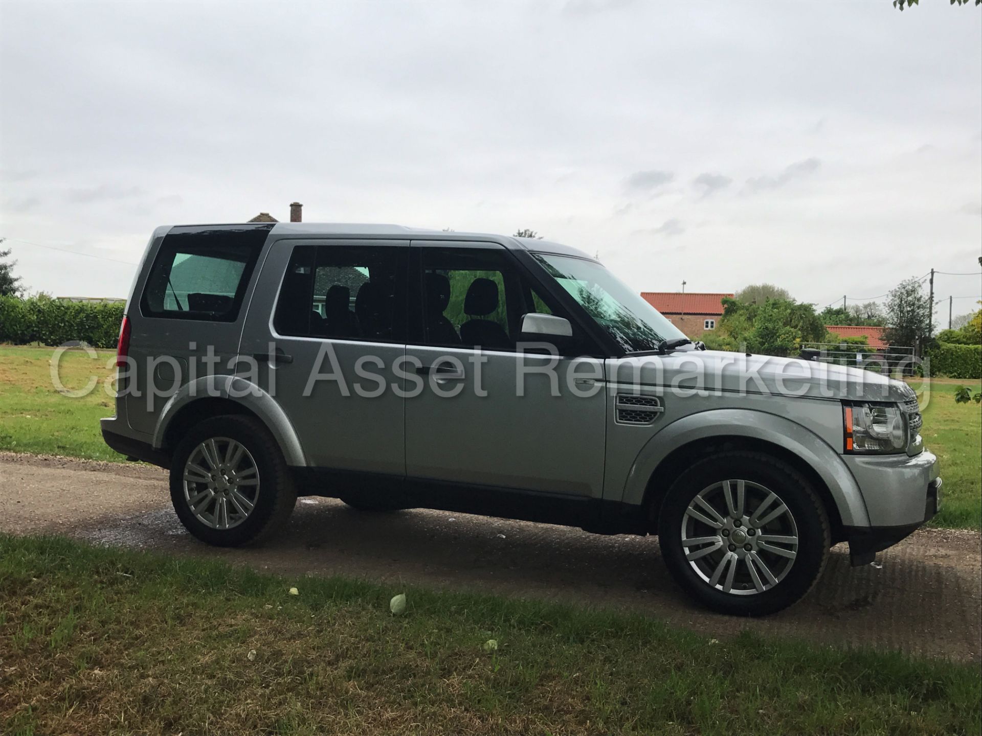 (On sale) LAND ROVER DISCOVERY 4 (2014 MODEL) '3.0 SDV6 -AUTO- 255 BHP - 7 SEATER'(1 OWNER FROM NEW) - Image 7 of 42