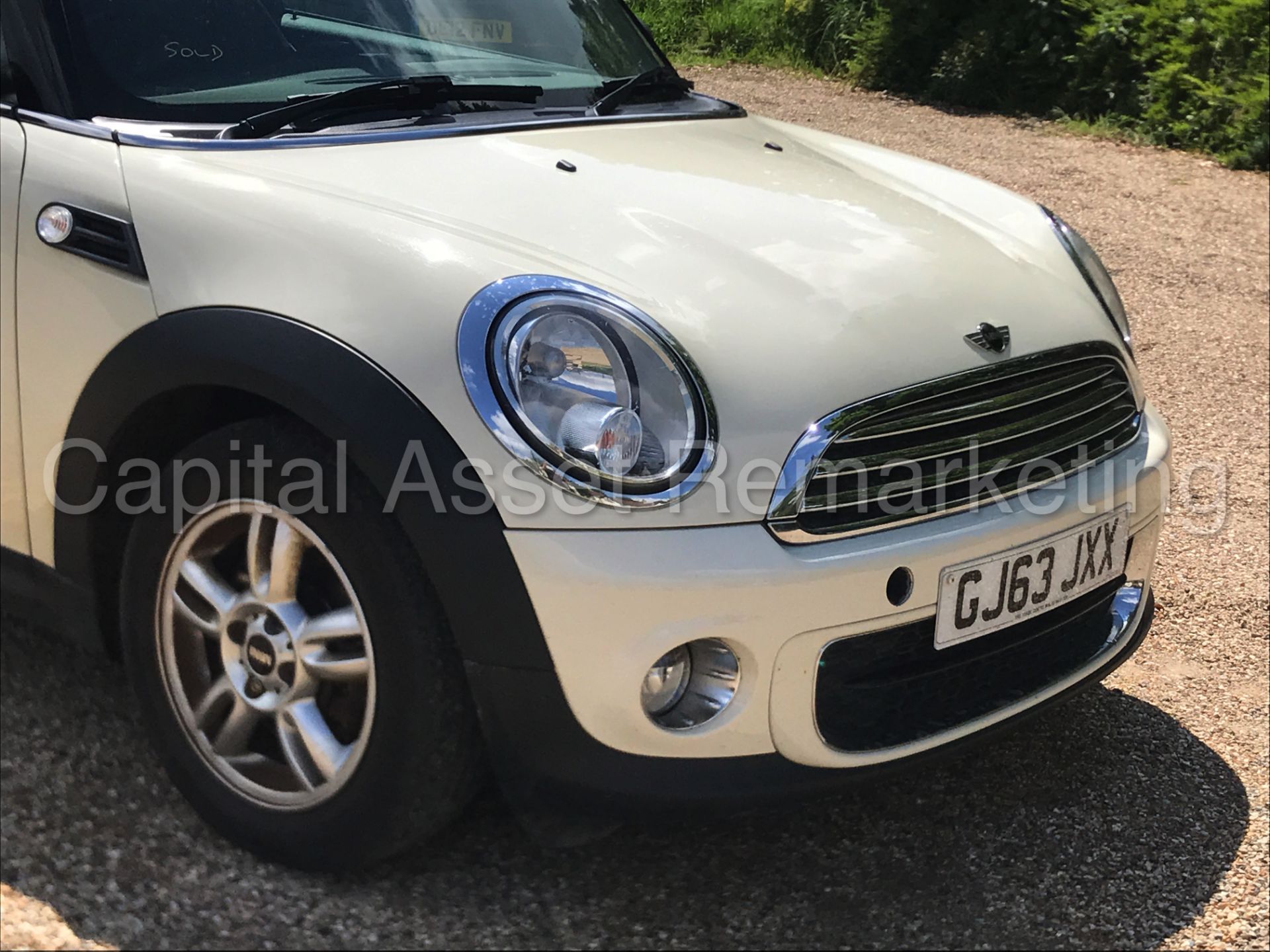 MINI 'ONE EDITION' 3 DOOR HATCHBACK (2014 MODEL) '1.6 DIESEL - STOP / START - AIR CON' (NO VAT) - Image 11 of 26