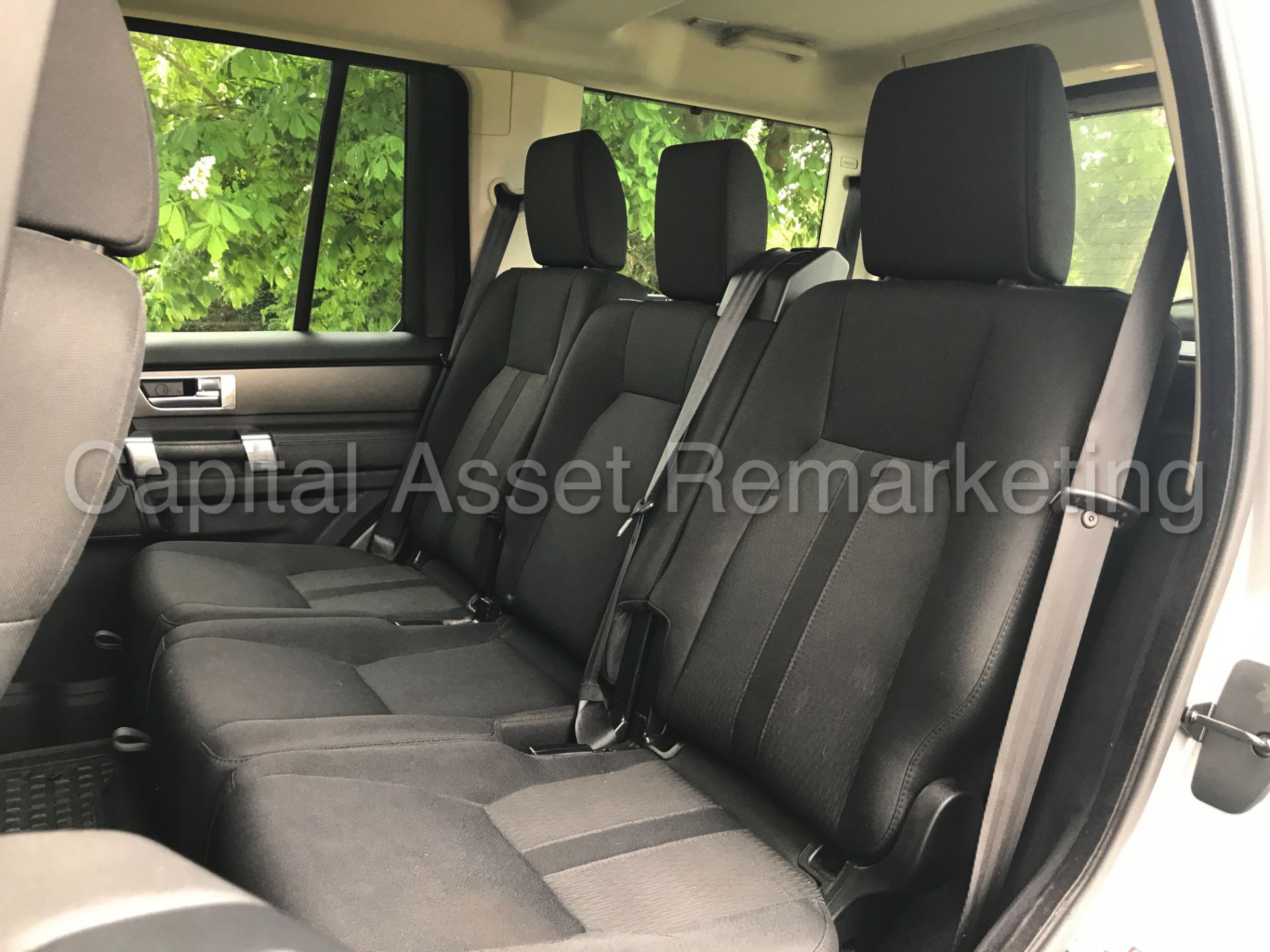 (On sale) LAND ROVER DISCOVERY 4 (2014 MODEL) '3.0 SDV6 -AUTO- 255 BHP - 7 SEATER'(1 OWNER FROM NEW) - Image 32 of 42