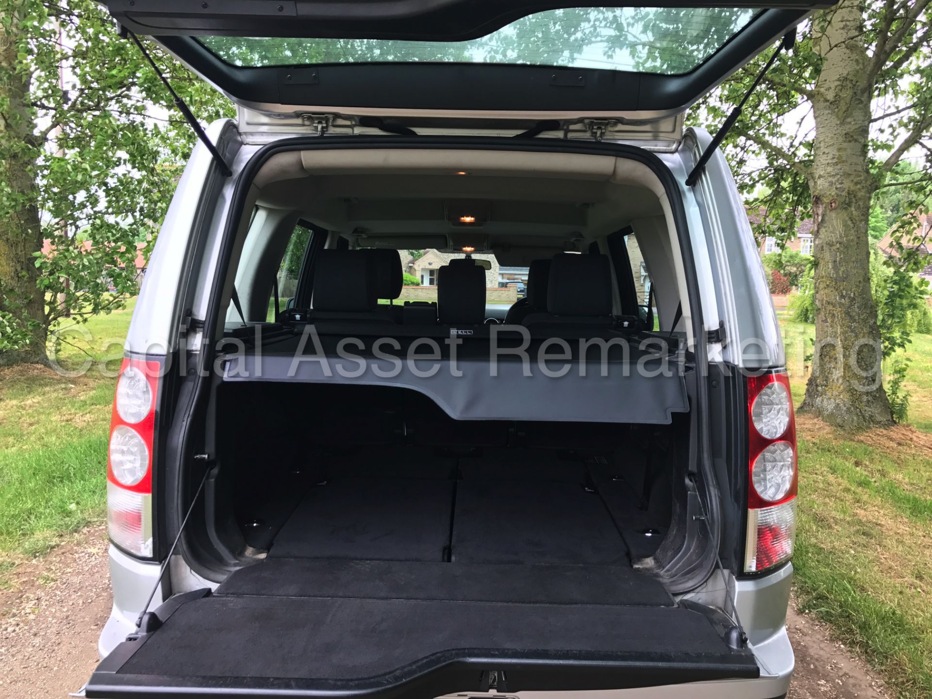 (On sale) LAND ROVER DISCOVERY 4 (2014 MODEL) '3.0 SDV6 -AUTO- 255 BHP - 7 SEATER'(1 OWNER FROM NEW) - Image 27 of 42
