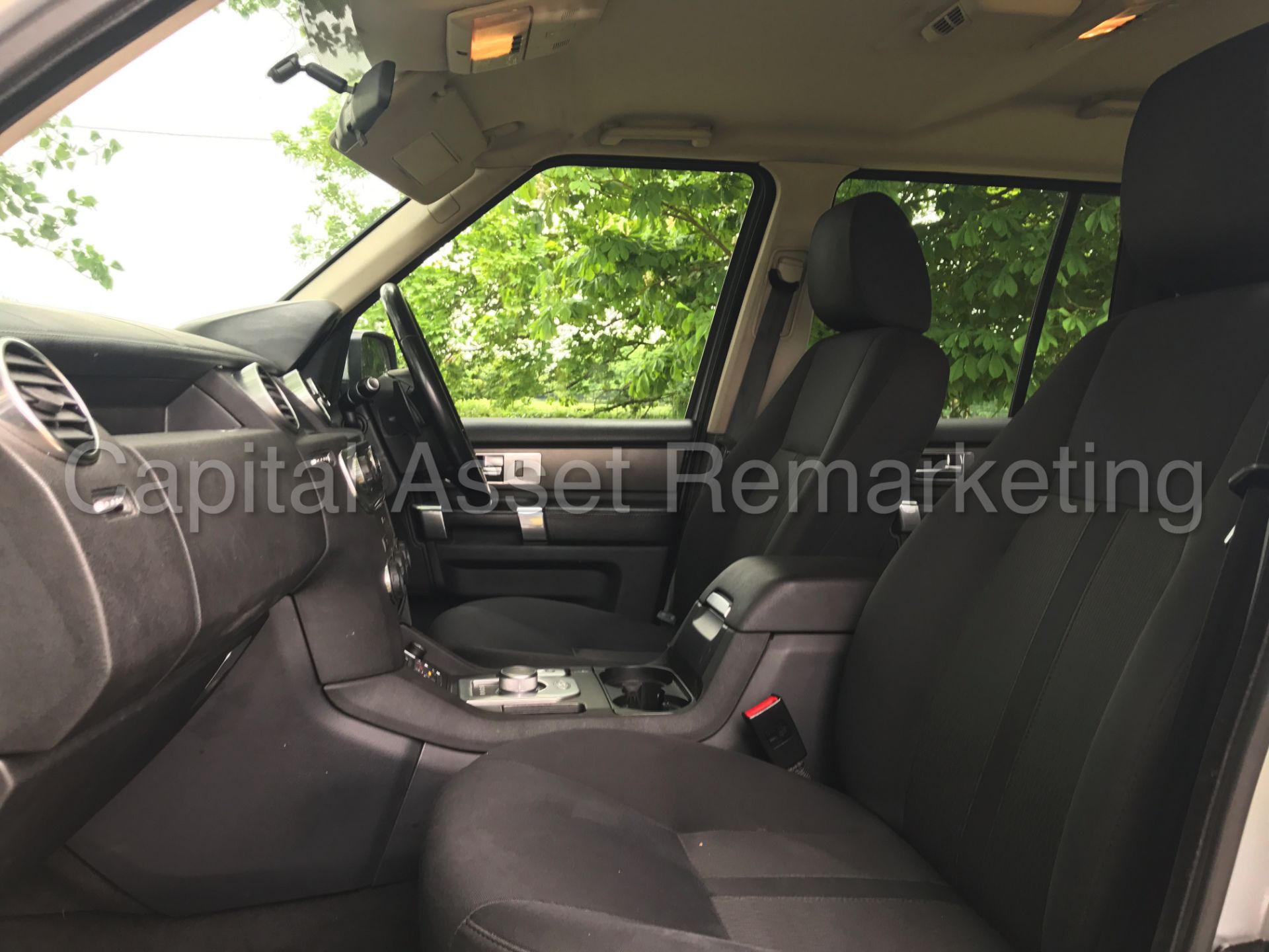 (On sale) LAND ROVER DISCOVERY 4 (2014 MODEL) '3.0 SDV6 -AUTO- 255 BHP - 7 SEATER'(1 OWNER FROM NEW) - Image 31 of 42