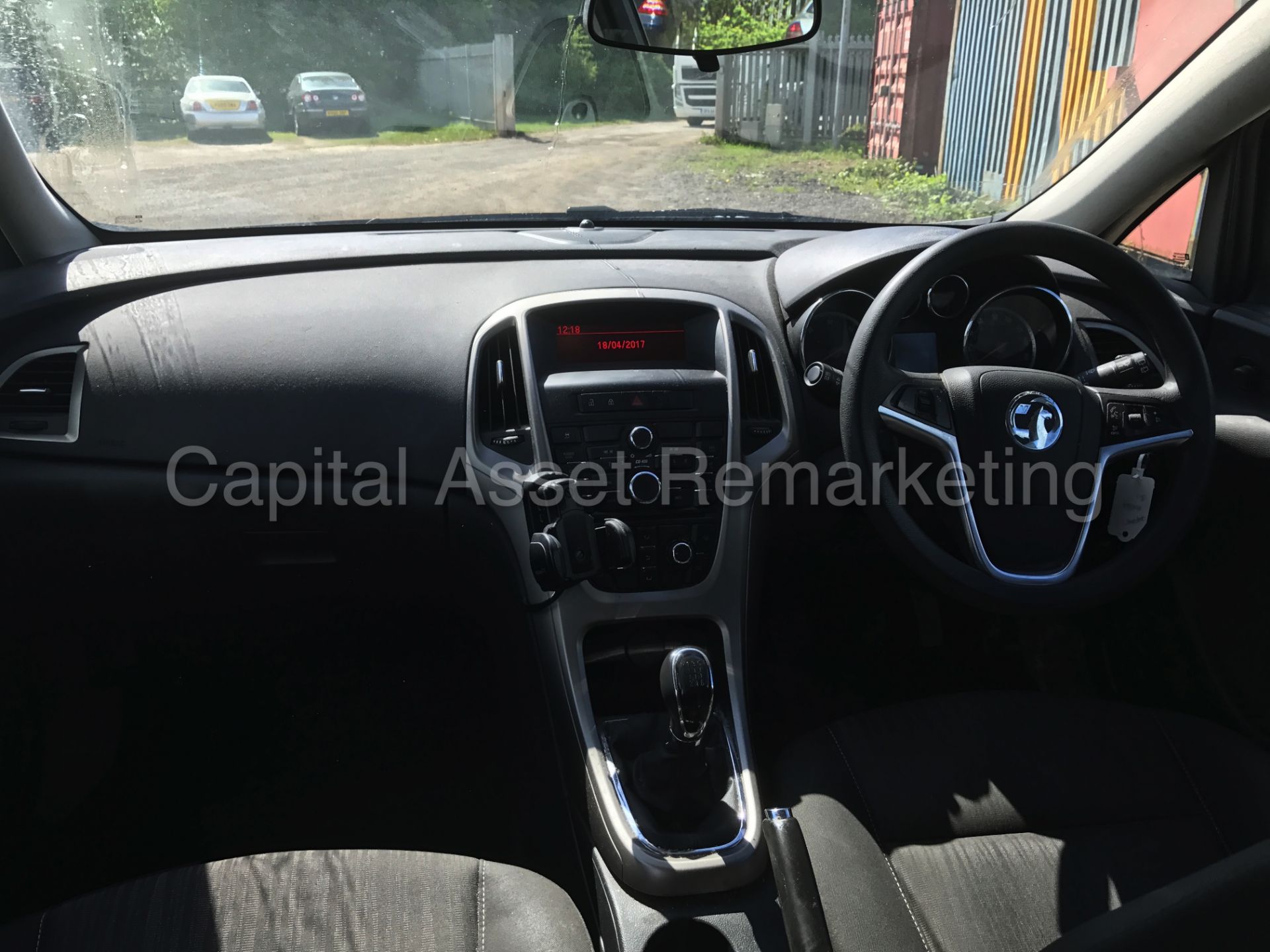 VAUXHALL ASTRA 'EXCLUSIVE' (2012 MODEL) '1.7 CDTI - ECOFLEX - 6 SPEED' **AIR CON** (1 OWNER) - Image 19 of 25