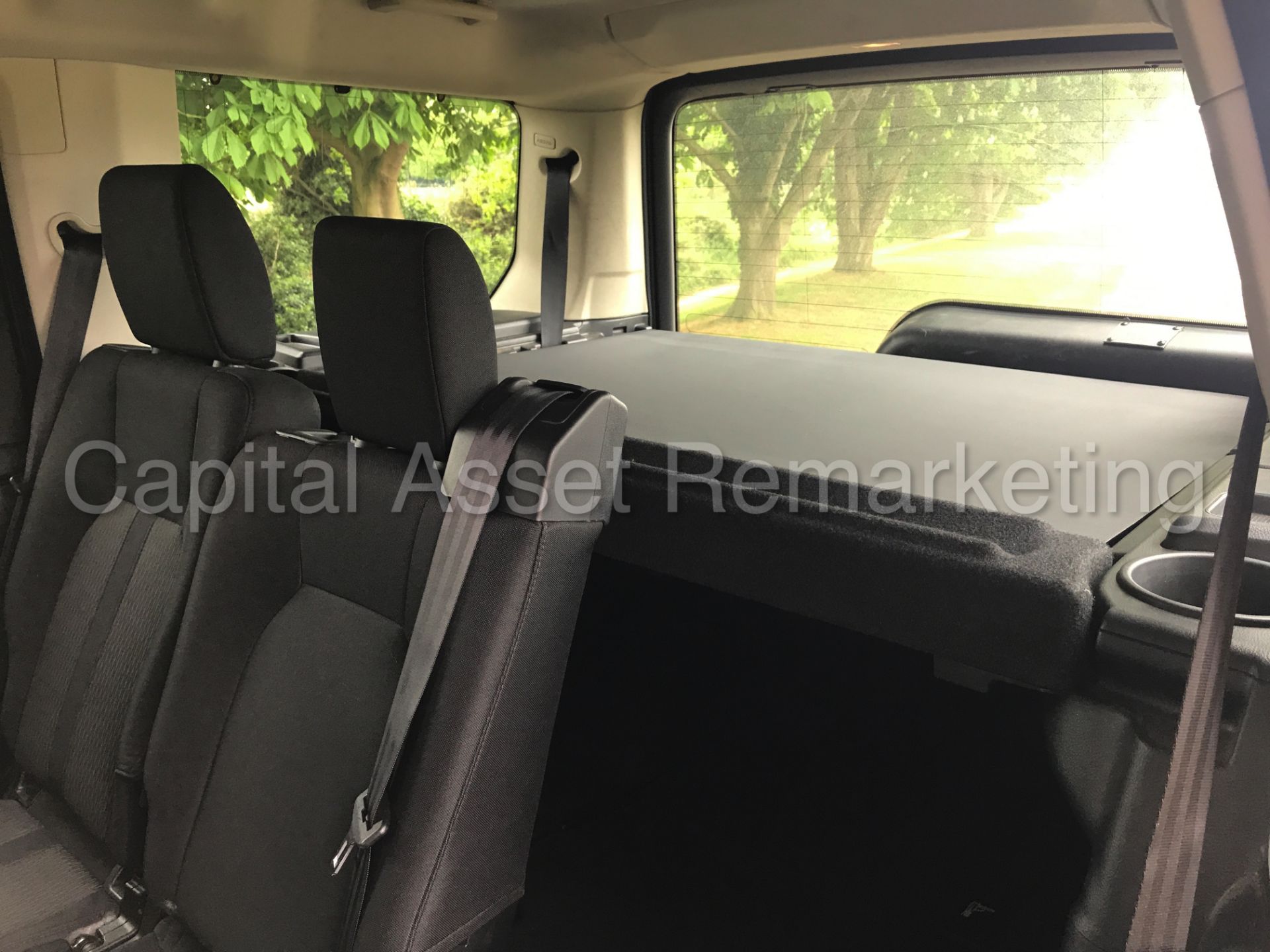 (On sale) LAND ROVER DISCOVERY 4 (2014 MODEL) '3.0 SDV6 -AUTO- 255 BHP - 7 SEATER'(1 OWNER FROM NEW) - Image 34 of 42