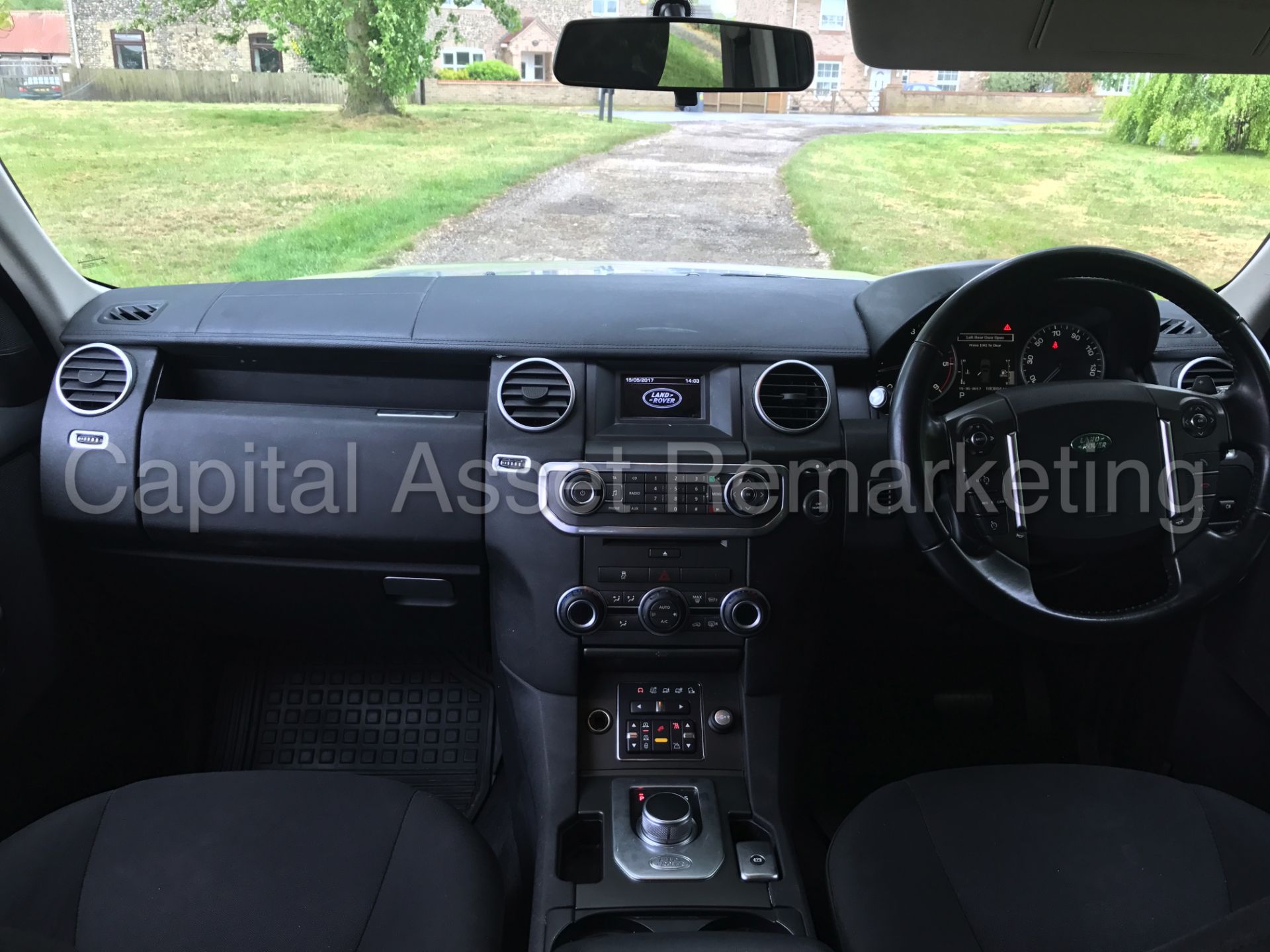 (On sale) LAND ROVER DISCOVERY 4 (2014 MODEL) '3.0 SDV6 -AUTO- 255 BHP - 7 SEATER'(1 OWNER FROM NEW) - Image 28 of 42