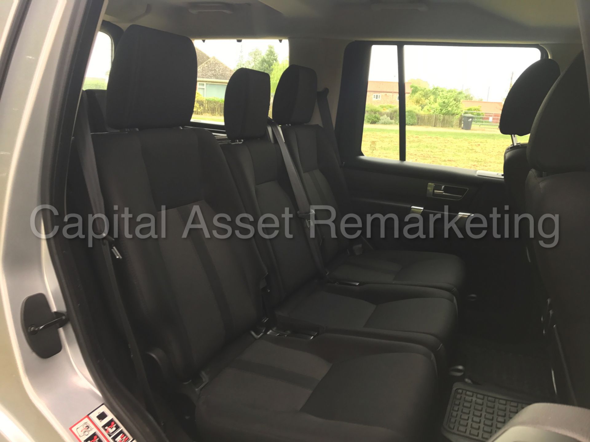 (On sale) LAND ROVER DISCOVERY 4 (2014 MODEL) '3.0 SDV6 -AUTO- 255 BHP - 7 SEATER'(1 OWNER FROM NEW) - Image 22 of 42