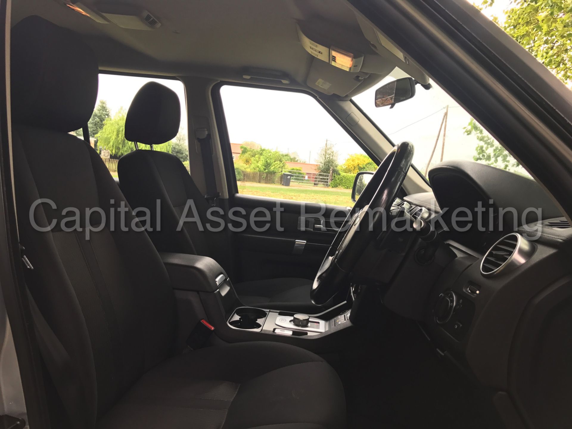 (On sale) LAND ROVER DISCOVERY 4 (2014 MODEL) '3.0 SDV6 -AUTO- 255 BHP - 7 SEATER'(1 OWNER FROM NEW) - Image 19 of 42