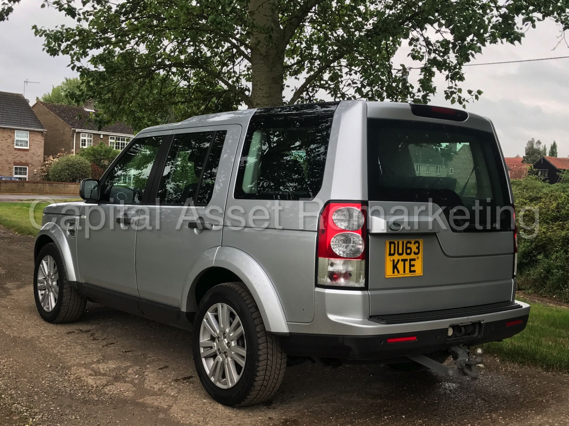 (On sale) LAND ROVER DISCOVERY 4 (2014 MODEL) '3.0 SDV6 -AUTO- 255 BHP - 7 SEATER'(1 OWNER FROM NEW) - Image 4 of 42