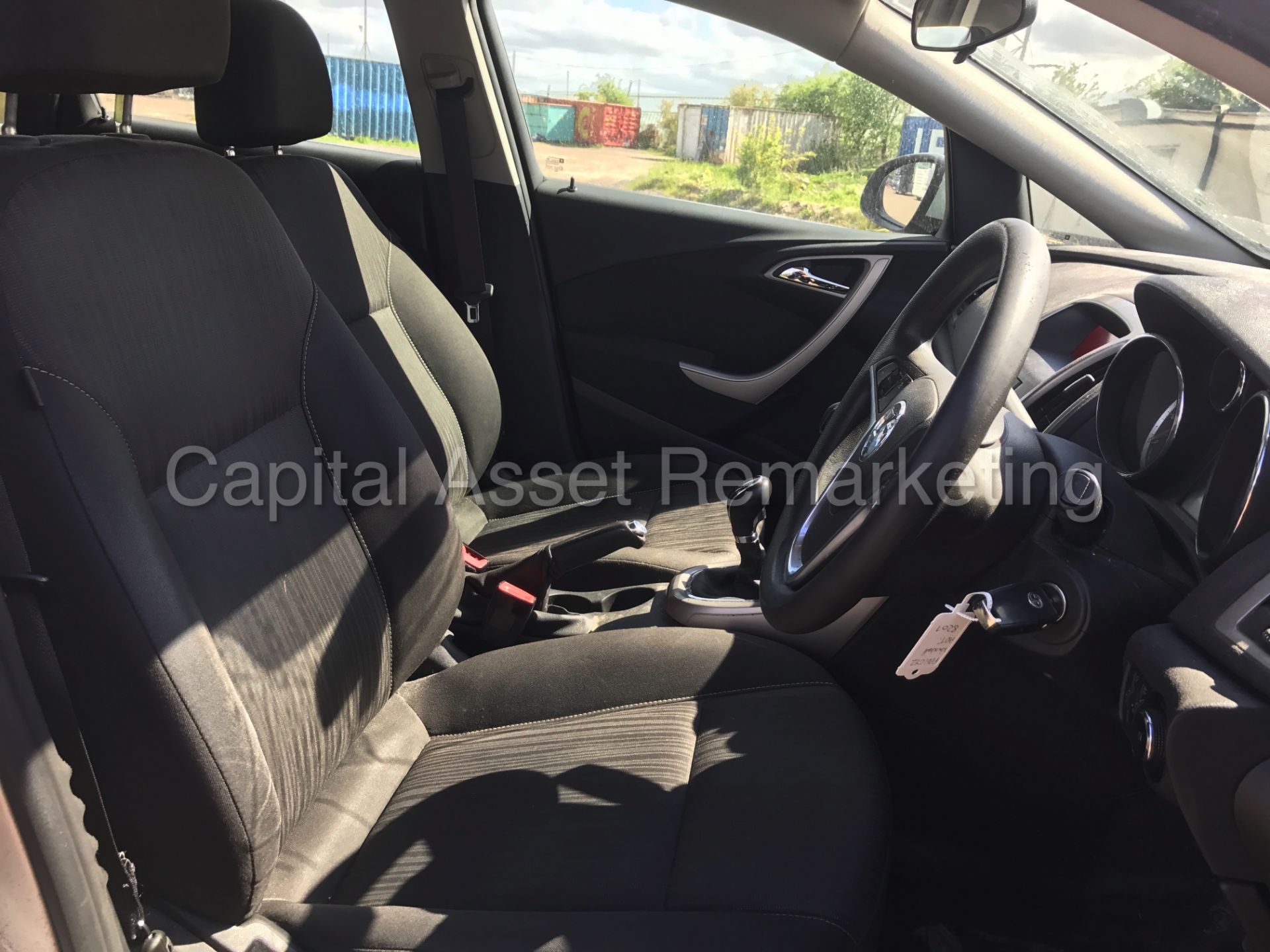 VAUXHALL ASTRA 'EXCLUSIVE' (2012 MODEL) '1.7 CDTI - ECOFLEX - 6 SPEED' **AIR CON** (1 OWNER) - Image 16 of 25