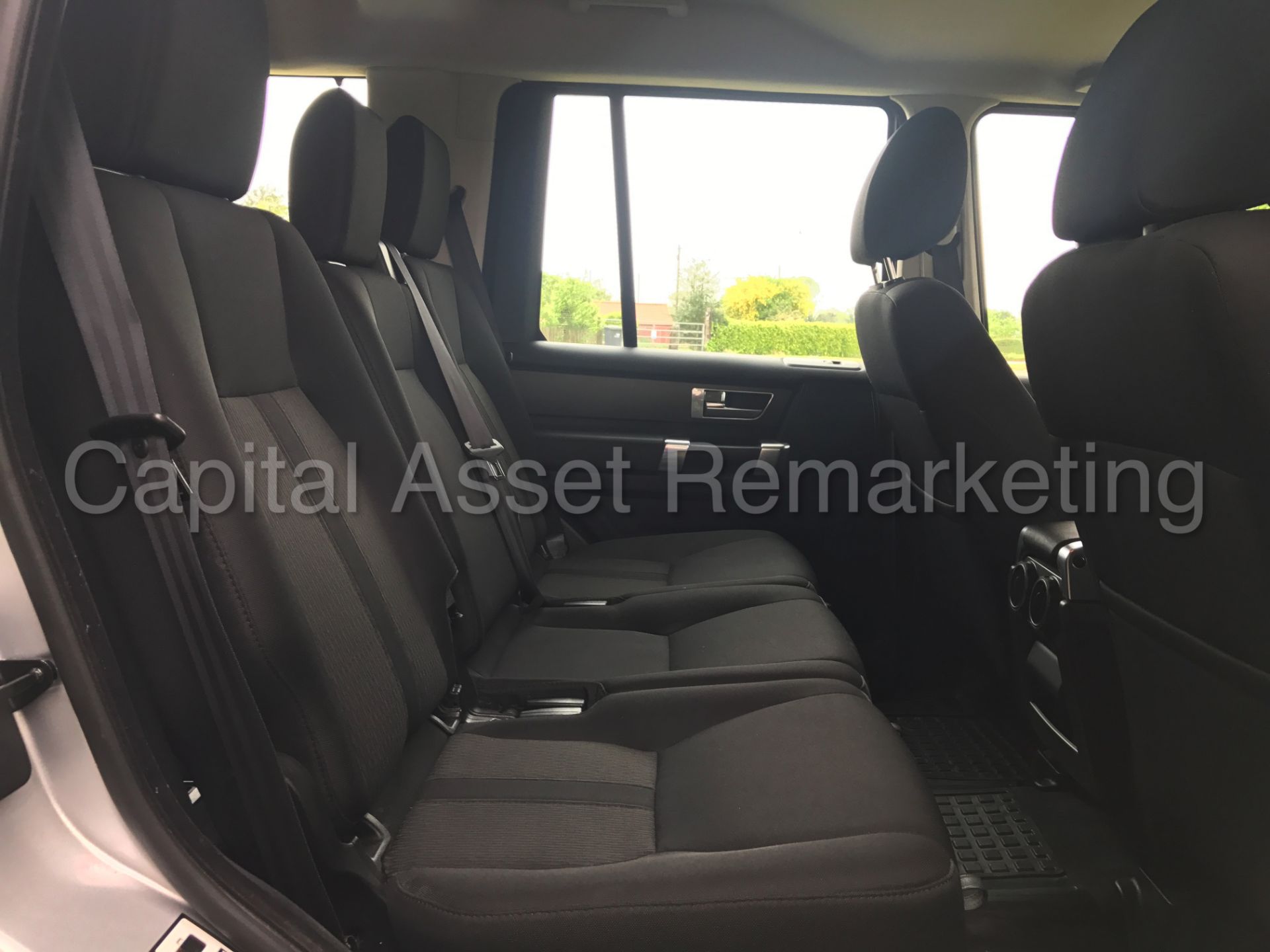 (On sale) LAND ROVER DISCOVERY 4 (2014 MODEL) '3.0 SDV6 -AUTO- 255 BHP - 7 SEATER'(1 OWNER FROM NEW) - Image 21 of 42