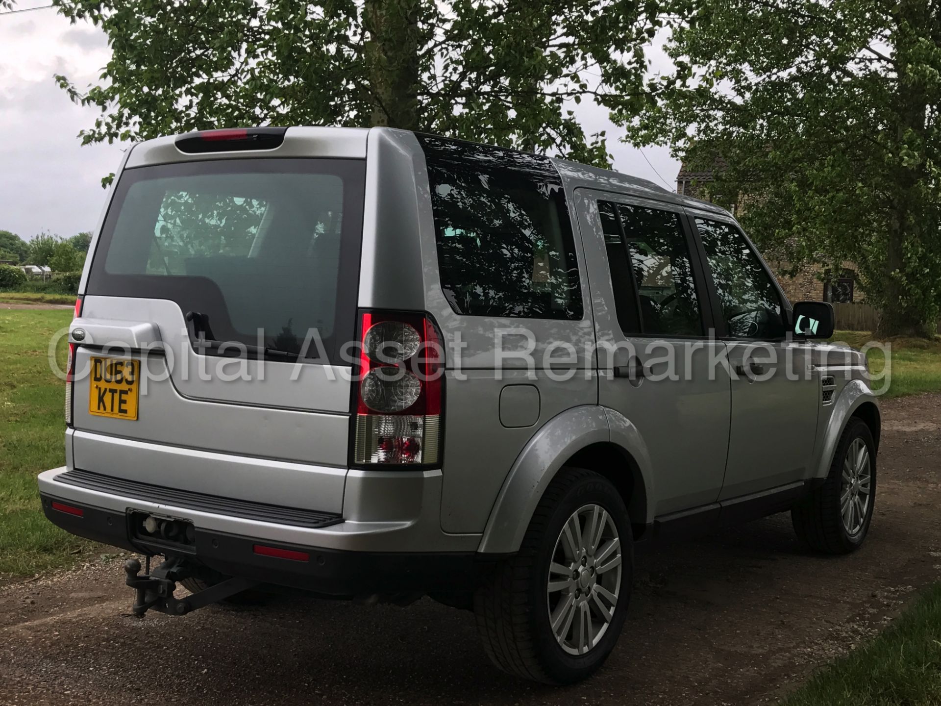 (On sale) LAND ROVER DISCOVERY 4 (2014 MODEL) '3.0 SDV6 -AUTO- 255 BHP - 7 SEATER'(1 OWNER FROM NEW) - Image 6 of 42