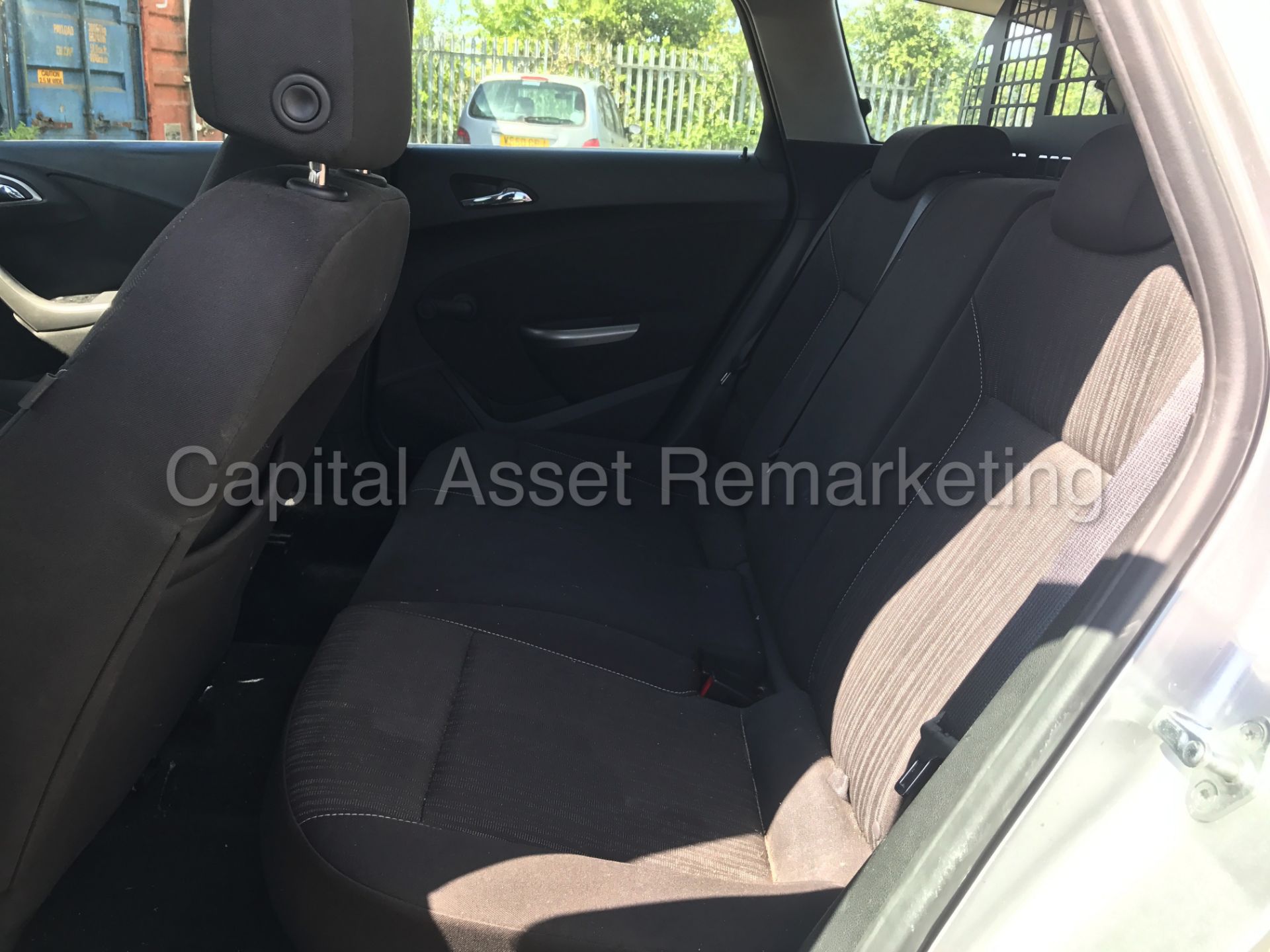 VAUXHALL ASTRA 'EXCLUSIVE' (2012 MODEL) '1.7 CDTI - ECOFLEX - 6 SPEED' **AIR CON** (1 OWNER) - Image 22 of 25