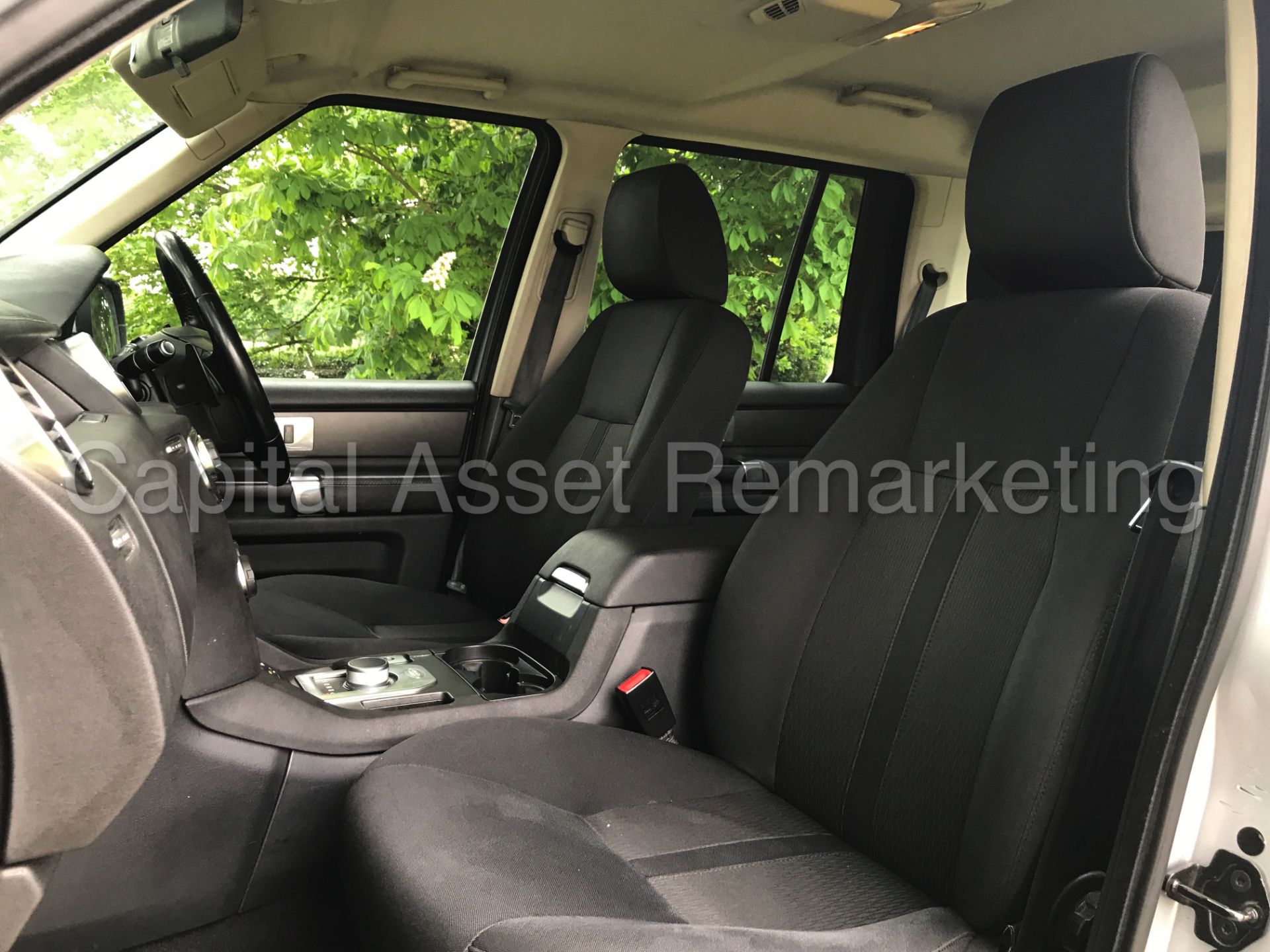 (On sale) LAND ROVER DISCOVERY 4 (2014 MODEL) '3.0 SDV6 -AUTO- 255 BHP - 7 SEATER'(1 OWNER FROM NEW) - Image 30 of 42