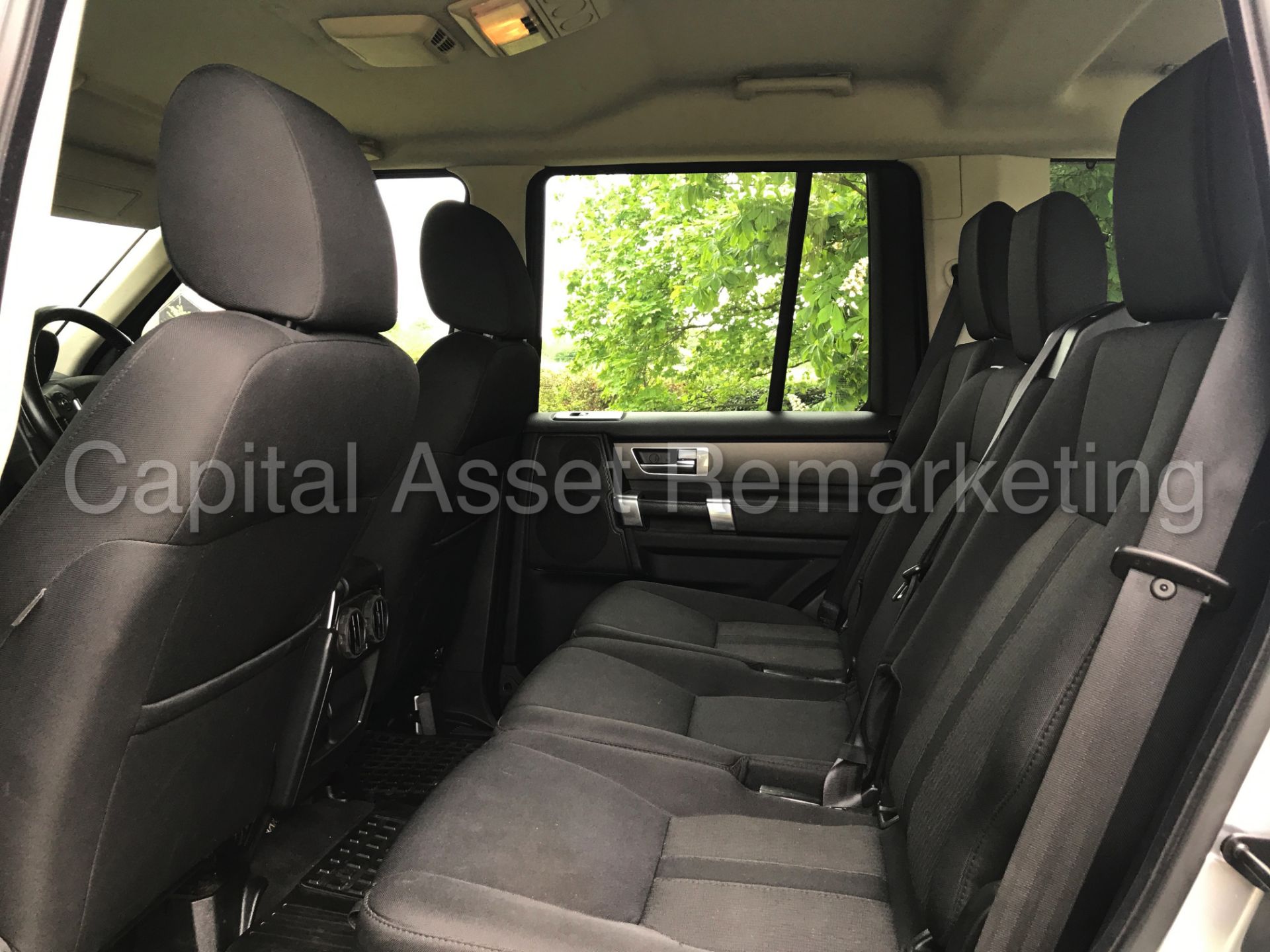 (On sale) LAND ROVER DISCOVERY 4 (2014 MODEL) '3.0 SDV6 -AUTO- 255 BHP - 7 SEATER'(1 OWNER FROM NEW) - Image 33 of 42