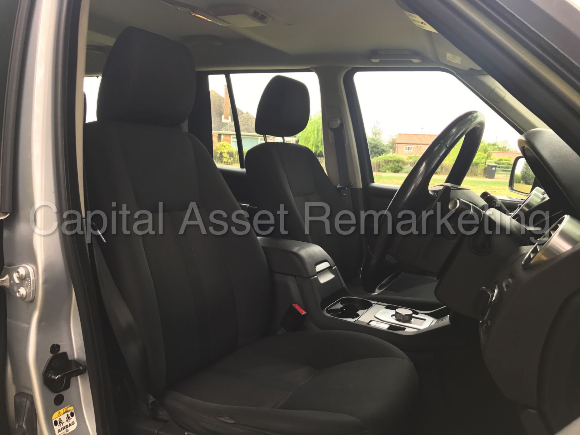 (On sale) LAND ROVER DISCOVERY 4 (2014 MODEL) '3.0 SDV6 -AUTO- 255 BHP - 7 SEATER'(1 OWNER FROM NEW) - Image 20 of 42