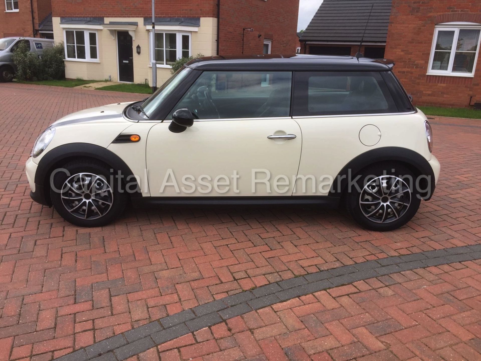 ON SALE MINI COOPER D (2011 MODEL) 1.6 DIESEL-6 SPEED -STOP/START -AIR CON -PAN ROOF' (NO VAT) - Image 4 of 13