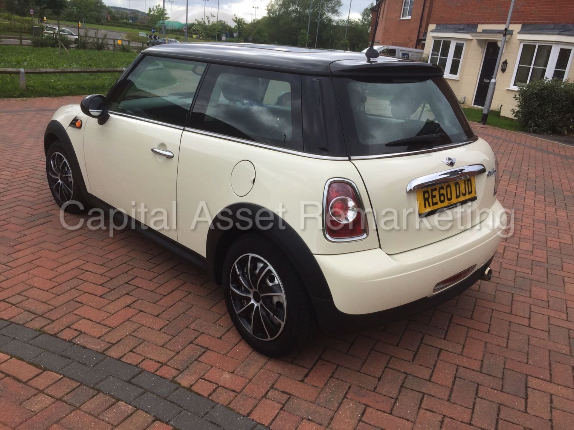 ON SALE MINI COOPER D (2011 MODEL) 1.6 DIESEL-6 SPEED -STOP/START -AIR CON -PAN ROOF' (NO VAT) - Image 5 of 13