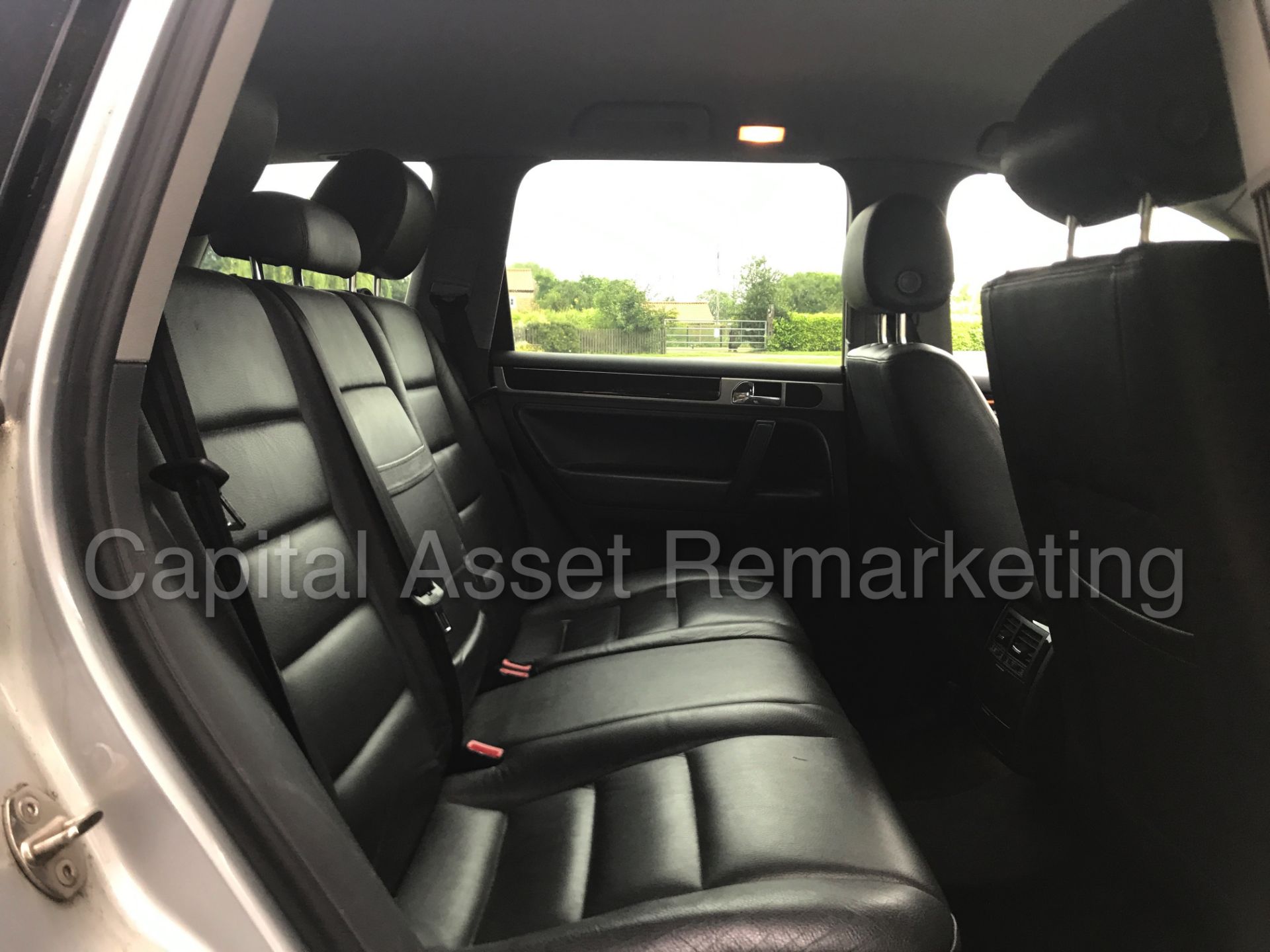 VOLKSWAGEN TOUAREG (2007 MODEL) 'TDI - AUTO - LEATHER - SAT NAV' * (NO VAT - SAVE 20%) - Image 19 of 30