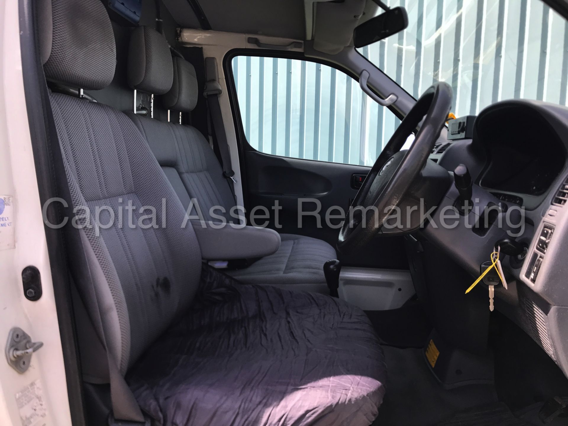 TOYOTA HIACE 300 LWB 'FRIDGE / FREEZER VAN' (2010 MODEL) '2.5 D-4D - 120 BHP' (1 FORMER KEEPER) - Image 14 of 20