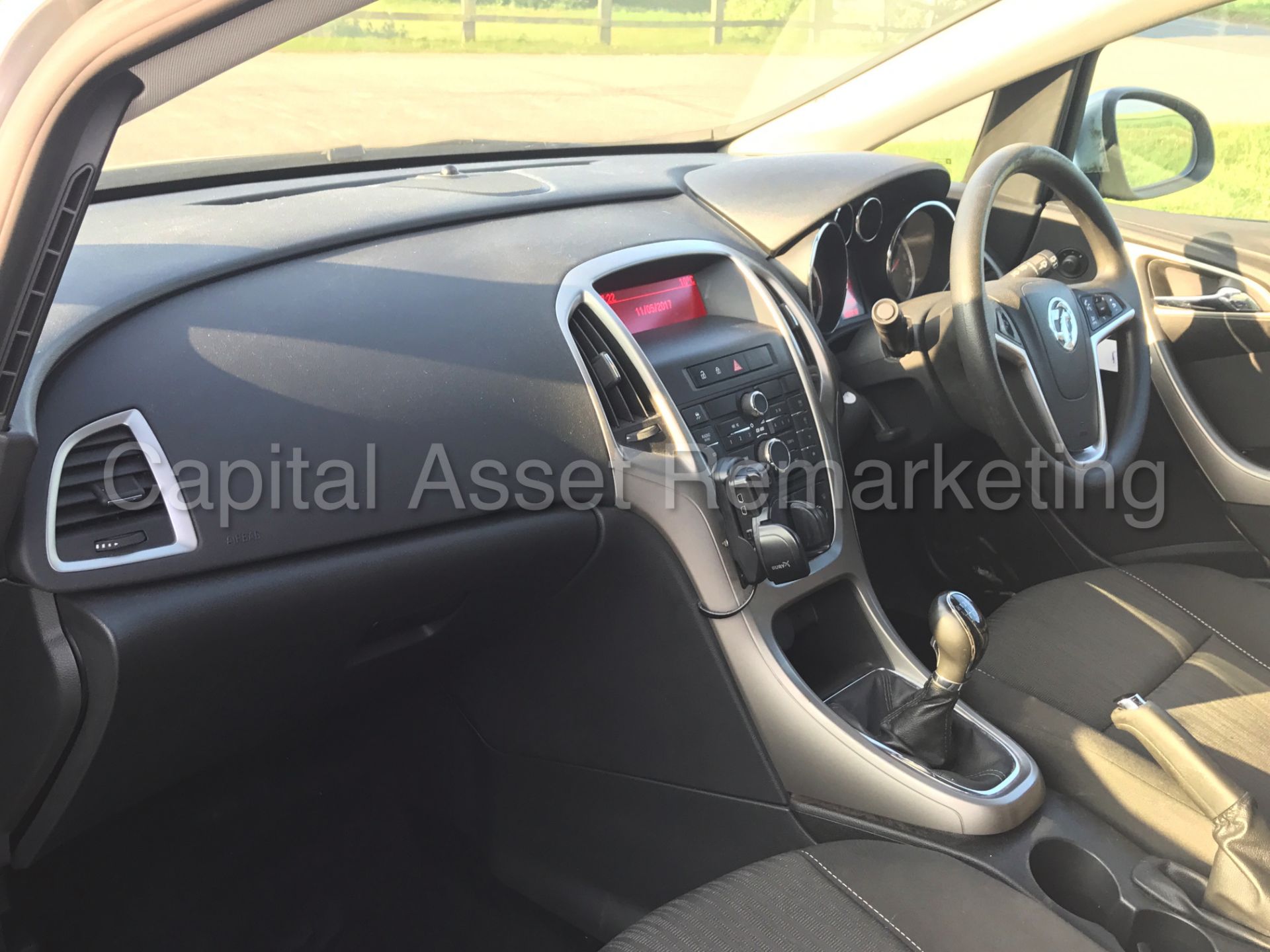 VAUXHALL ASTRA 'EXCLUSIVE' (2012 MODEL) '1.7 CDTI - ECOFLEX - 6 SPEED' **AIR CON** (1 OWNER) - Image 12 of 25