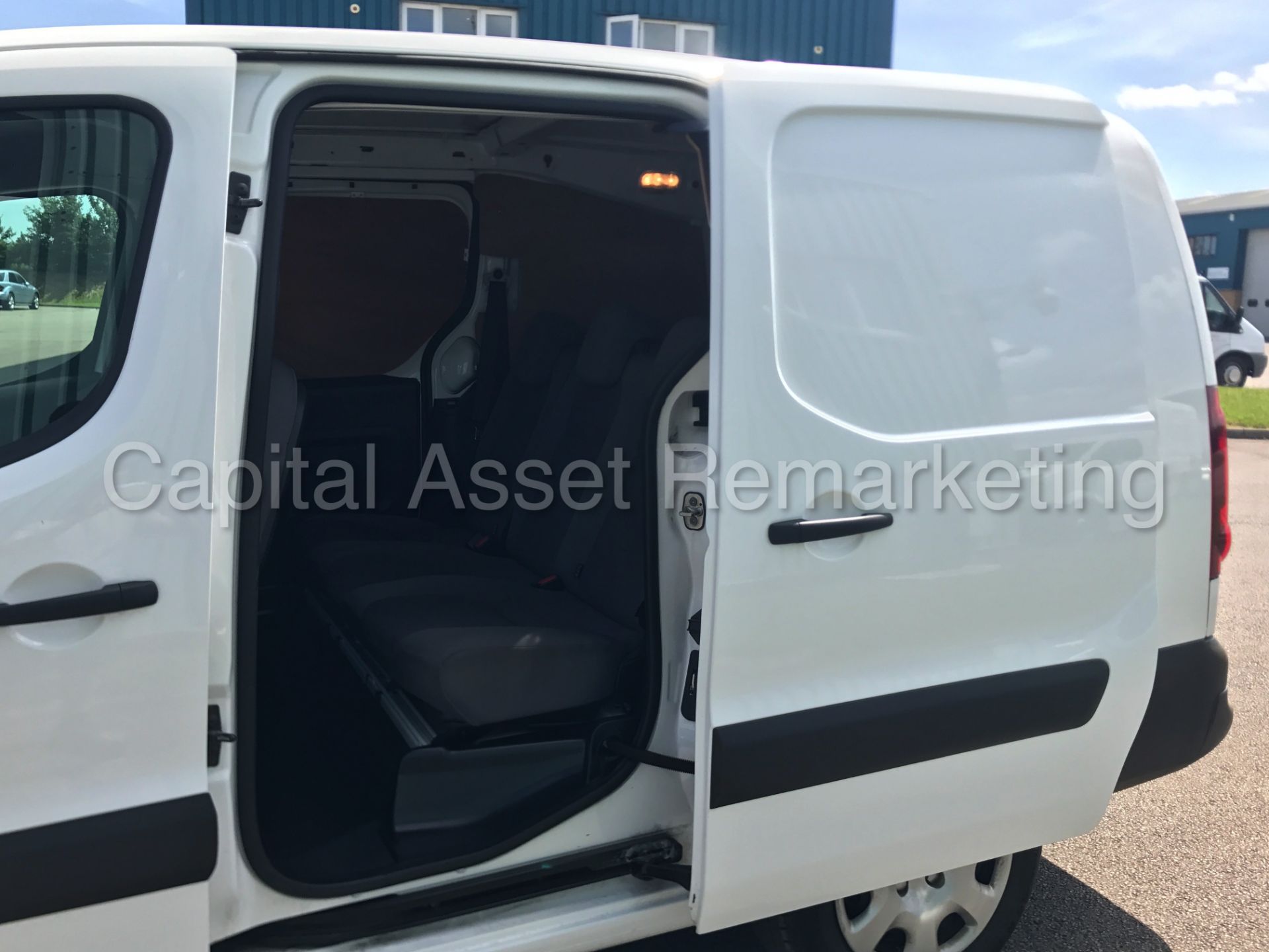 PEUGEOT PARTNER LWB '5 SEATER CREW VAN' (2015 - 15 REG) '1.6 HDI - 5 SPEED' (1 OWNER - FULL HISTORY) - Image 16 of 30