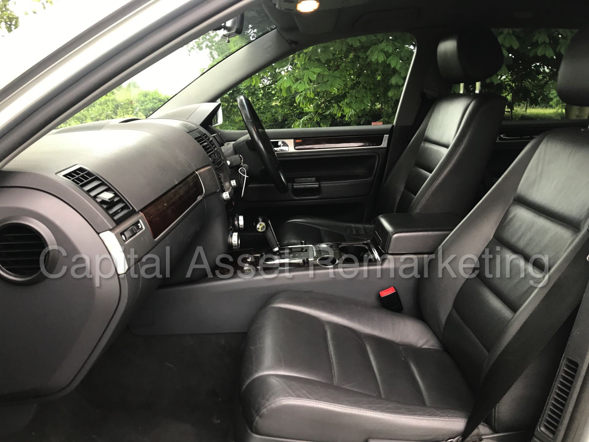 VOLKSWAGEN TOUAREG (2007 MODEL) 'TDI - AUTO - LEATHER - SAT NAV' * (NO VAT - SAVE 20%) - Image 14 of 30