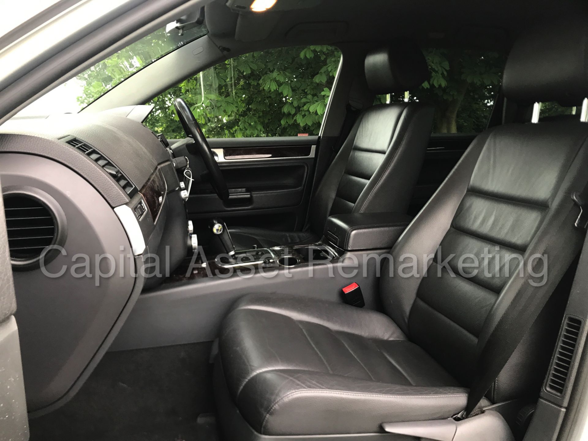 VOLKSWAGEN TOUAREG (2007 MODEL) 'TDI - AUTO - LEATHER - SAT NAV' * (NO VAT - SAVE 20%) - Image 15 of 30