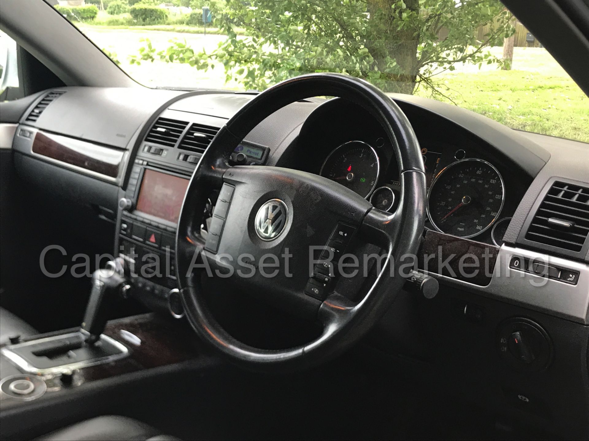 VOLKSWAGEN TOUAREG (2007 MODEL) 'TDI - AUTO - LEATHER - SAT NAV' * (NO VAT - SAVE 20%) - Image 21 of 30