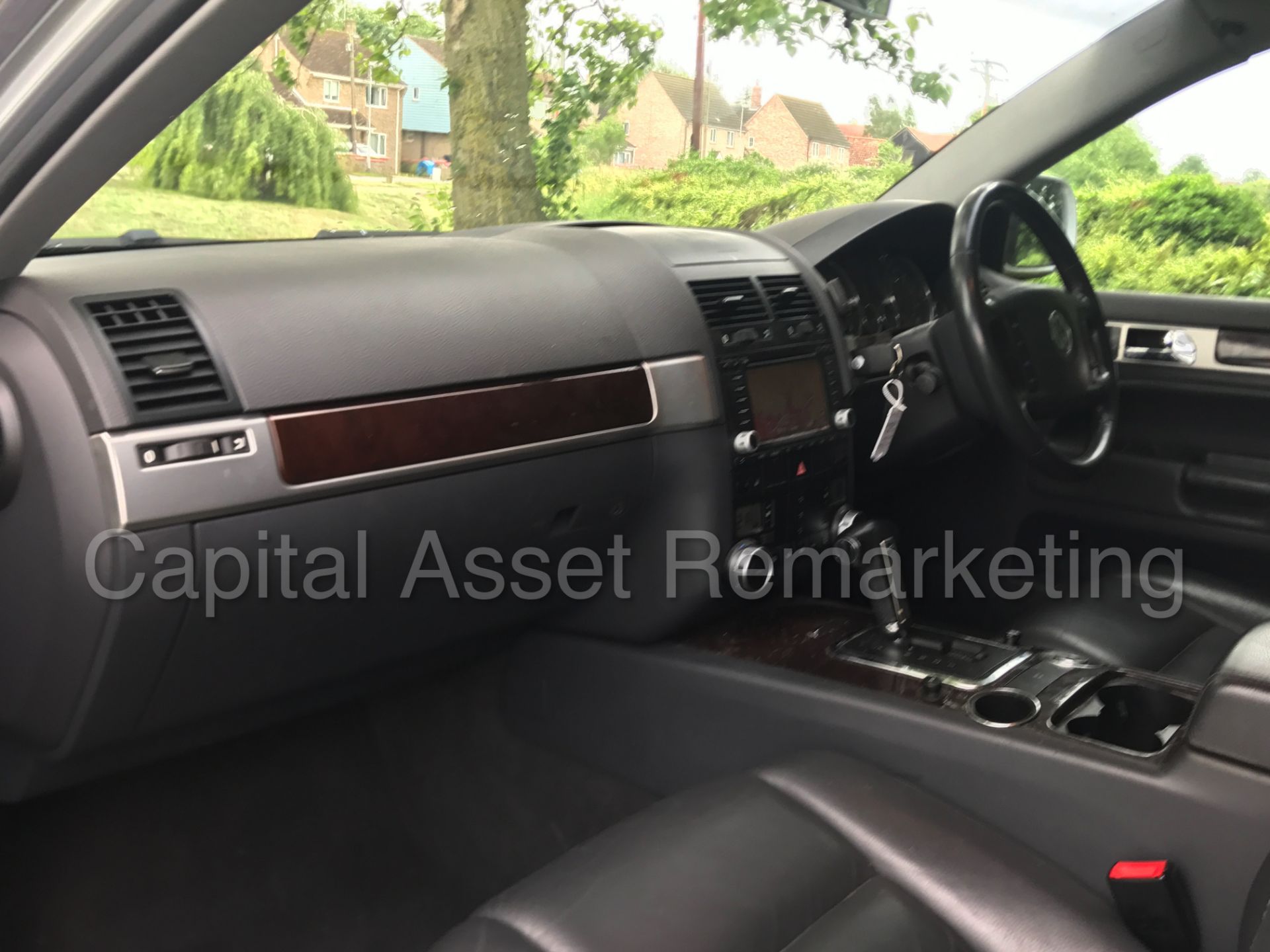 VOLKSWAGEN TOUAREG (2007 MODEL) 'TDI - AUTO - LEATHER - SAT NAV' * (NO VAT - SAVE 20%) - Image 13 of 30