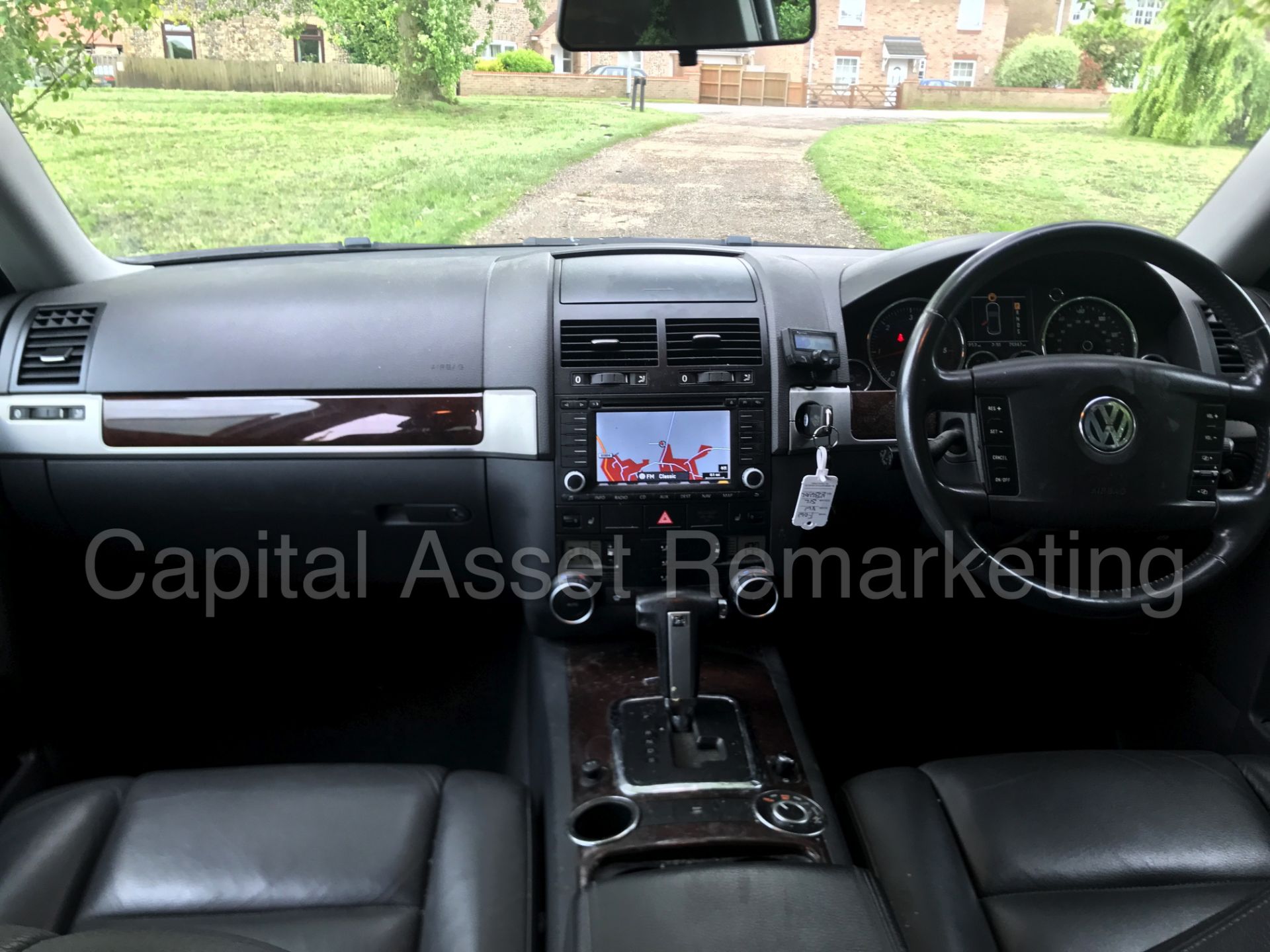 VOLKSWAGEN TOUAREG (2007 MODEL) 'TDI - AUTO - LEATHER - SAT NAV' * (NO VAT - SAVE 20%) - Image 22 of 30